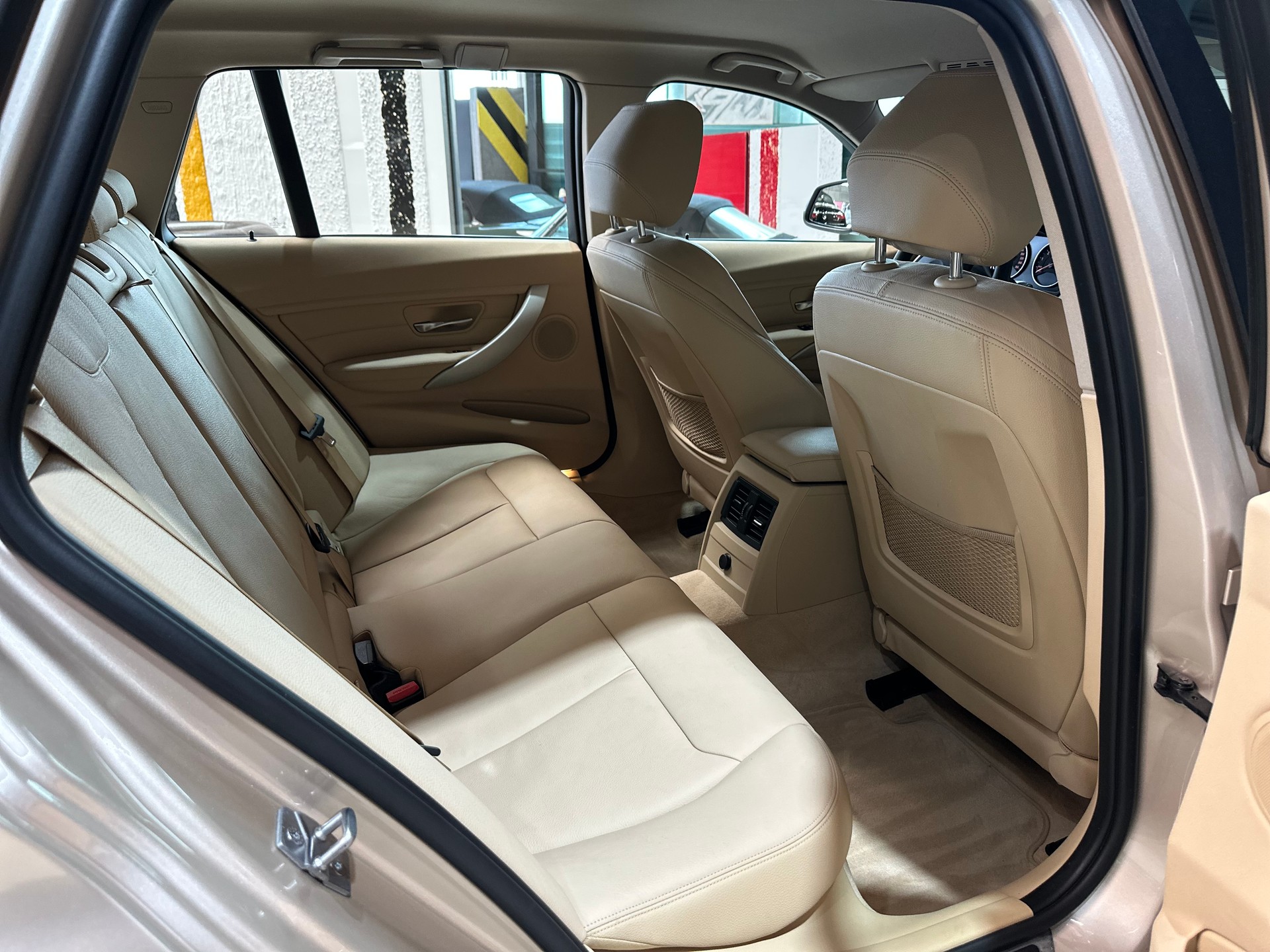 BMW 320i xDrive Touring Modern Line Steptronic-image-16