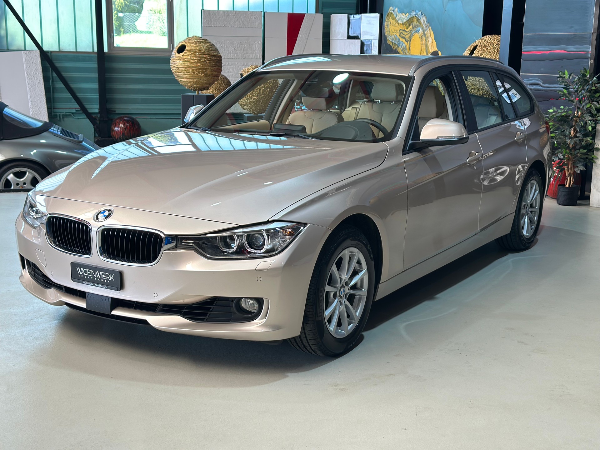 BMW 320i xDrive Touring Modern Line Steptronic-image-4