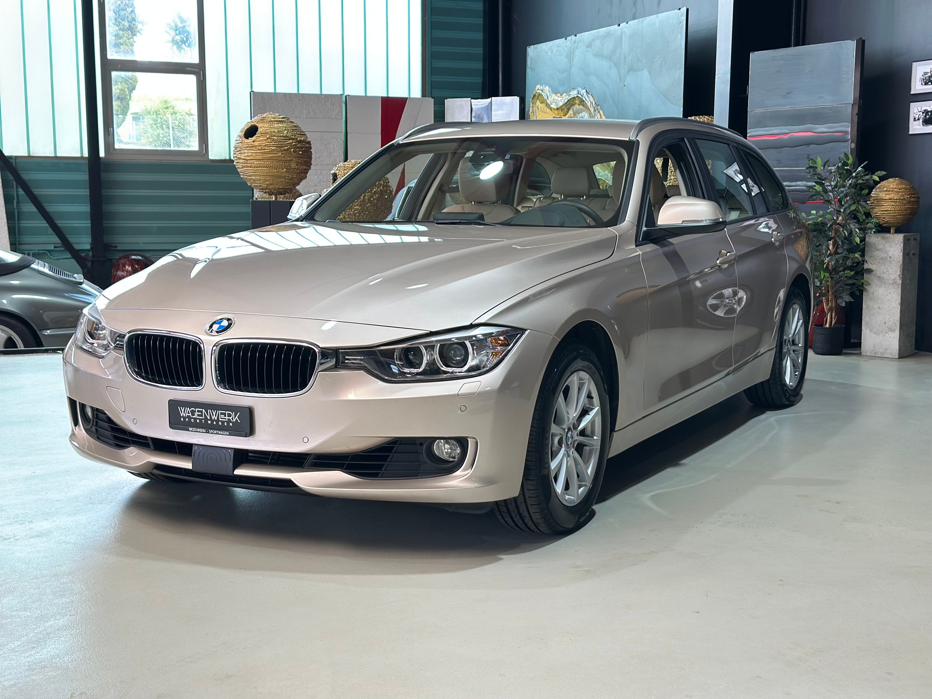 BMW 320i xDrive Touring Modern Line Steptronic-showroom-element-3
