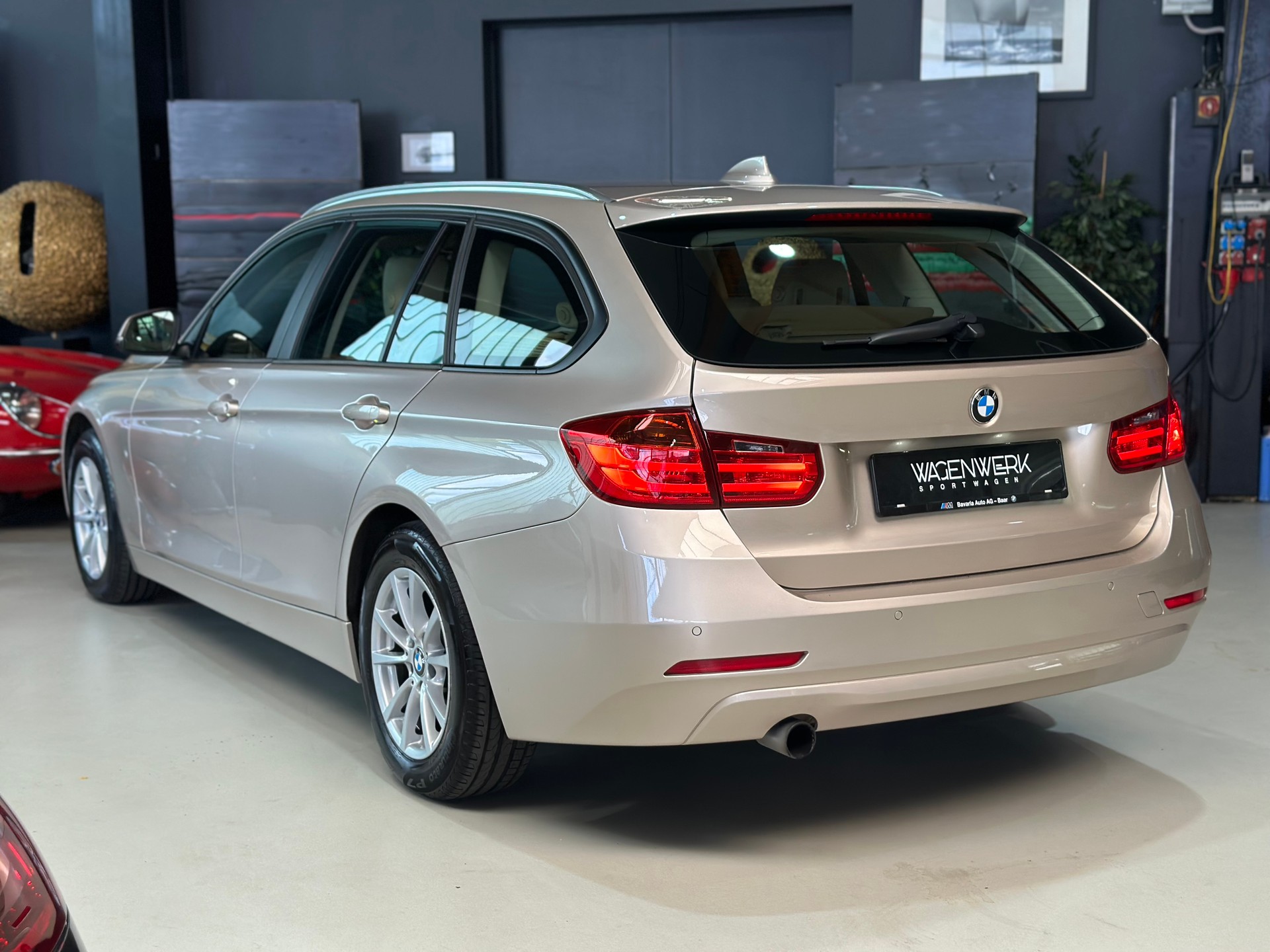 BMW 320i xDrive Touring Modern Line Steptronic-image-6