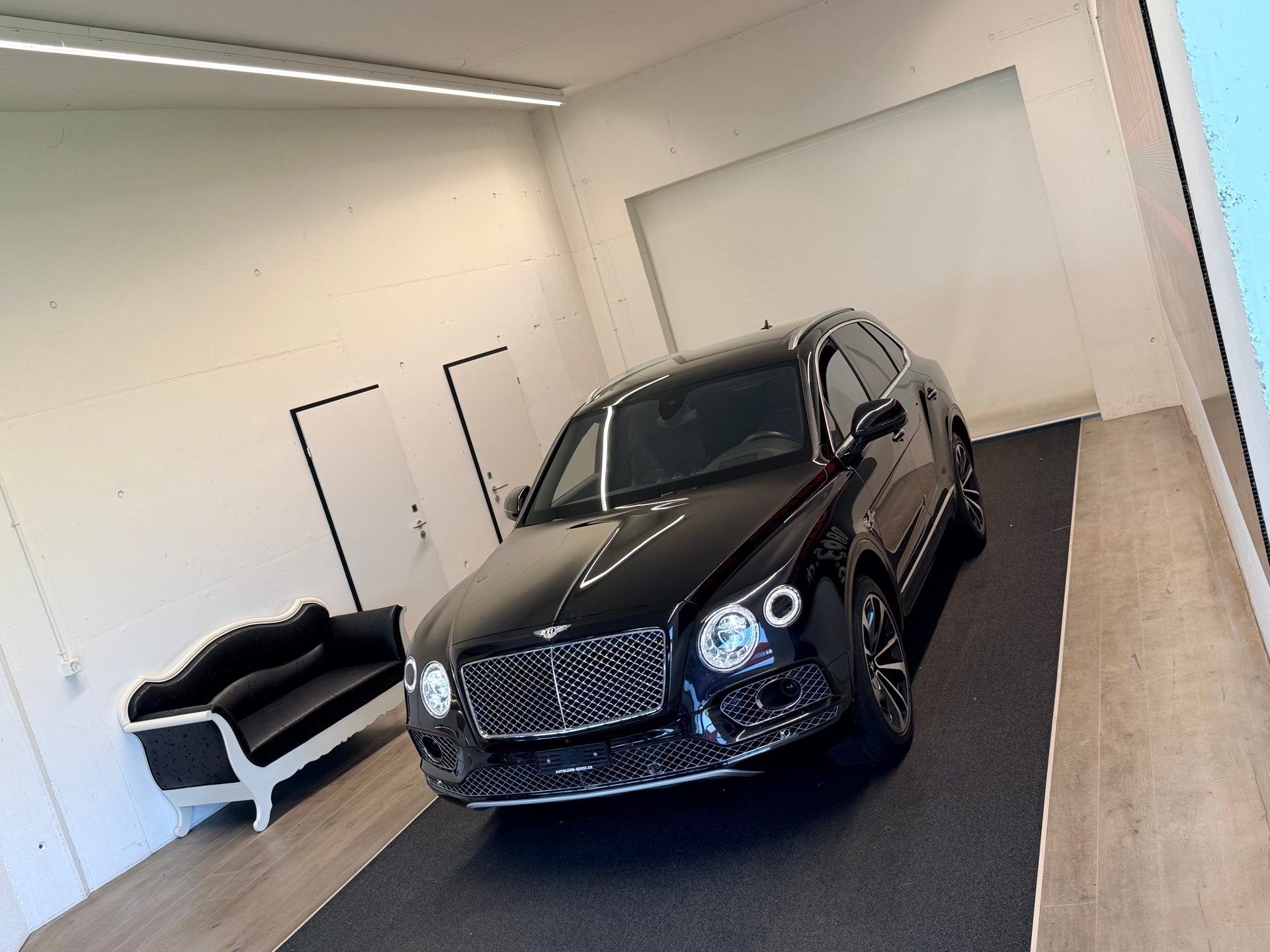 BENTLEY Bentayga W12-showroom-element-3