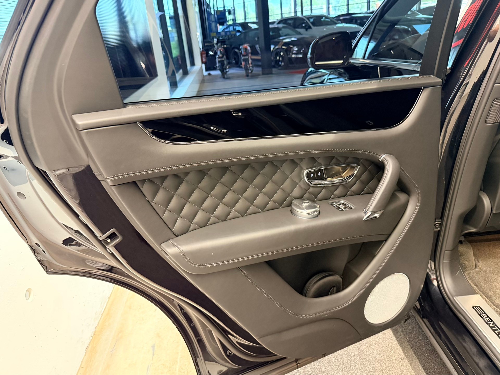 BENTLEY Bentayga W12-image-18