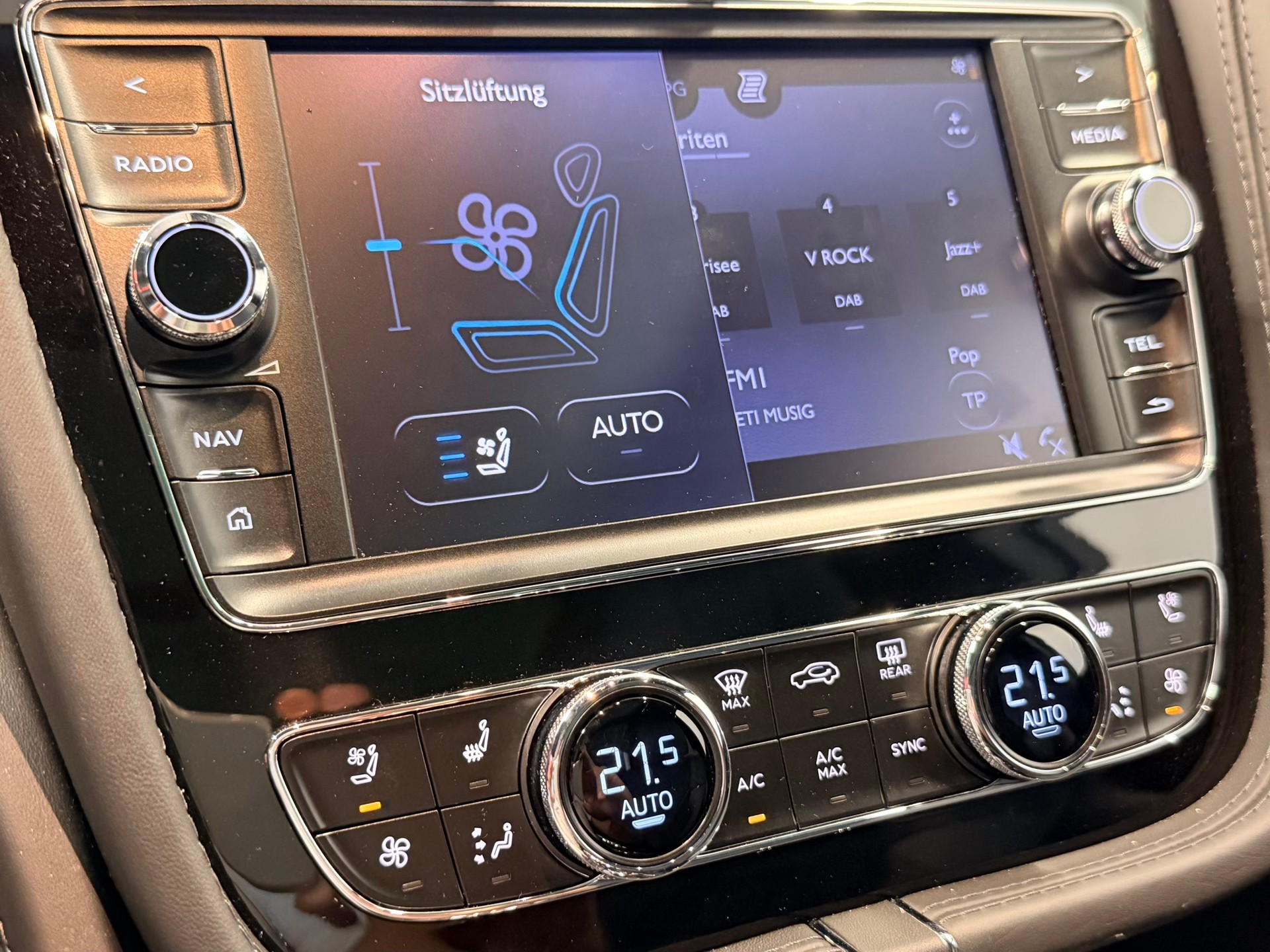 BENTLEY Bentayga W12-image-28