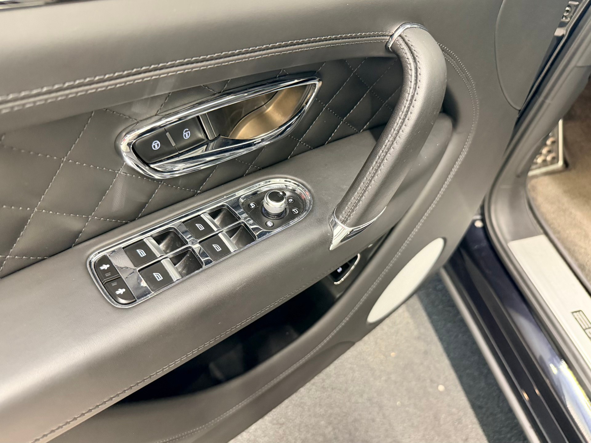 BENTLEY Bentayga W12-image-13
