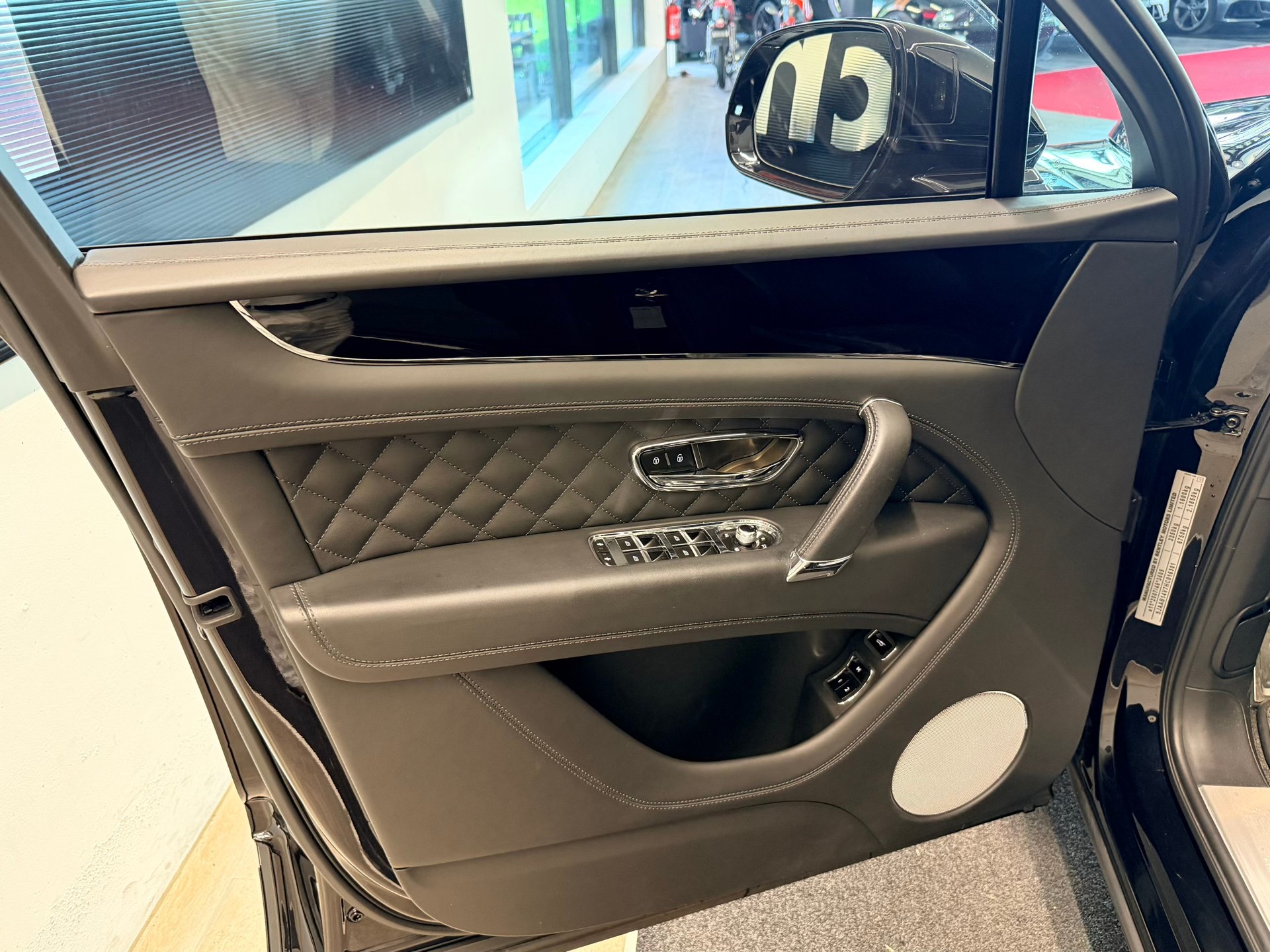 BENTLEY Bentayga W12-image-12