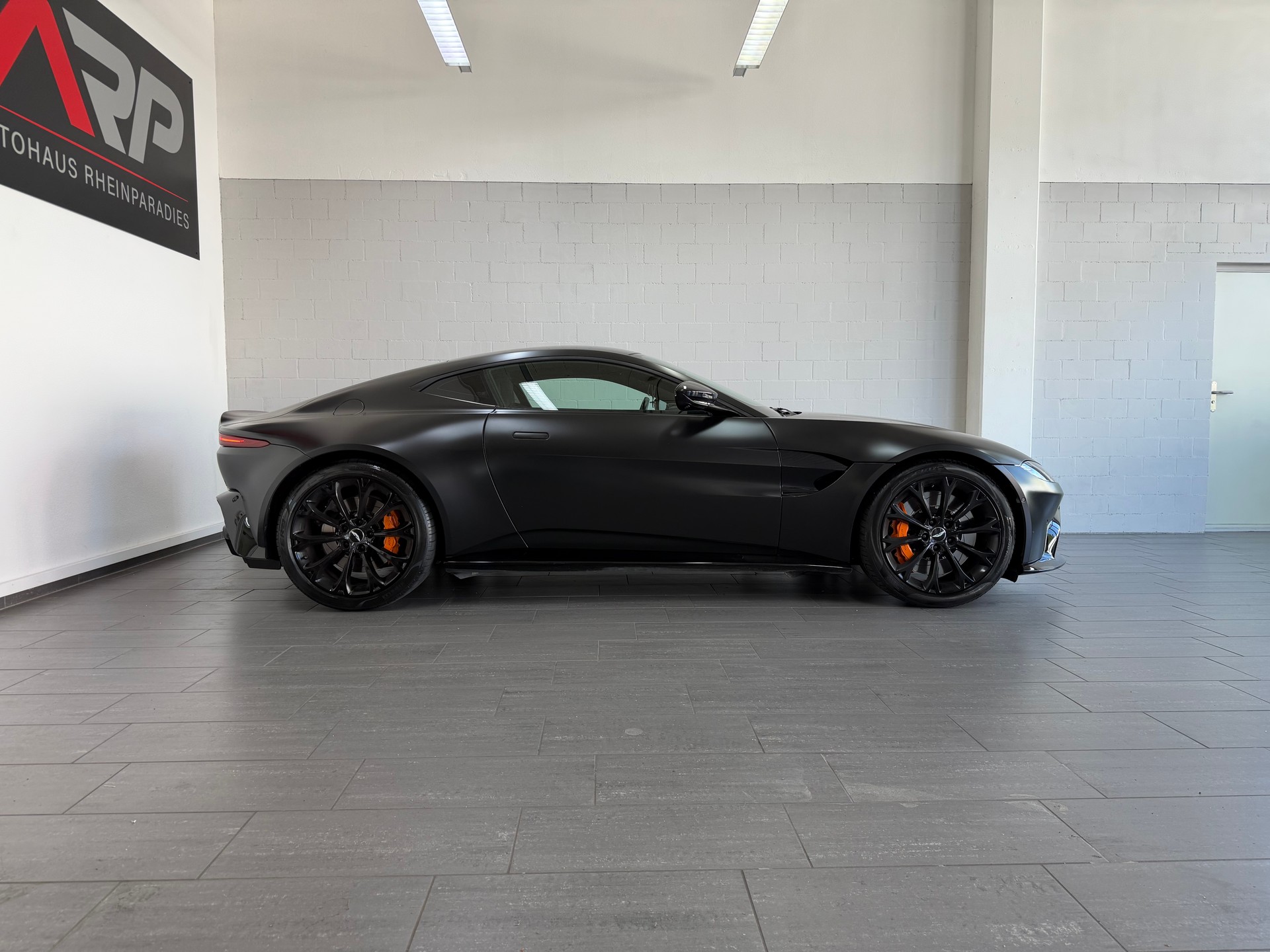 ASTON MARTIN V8 Vantage 4.0 Coupé * CH-Fzg. * NO OPF * Alcantara+ * 360• * Sitzheizung *-image-2