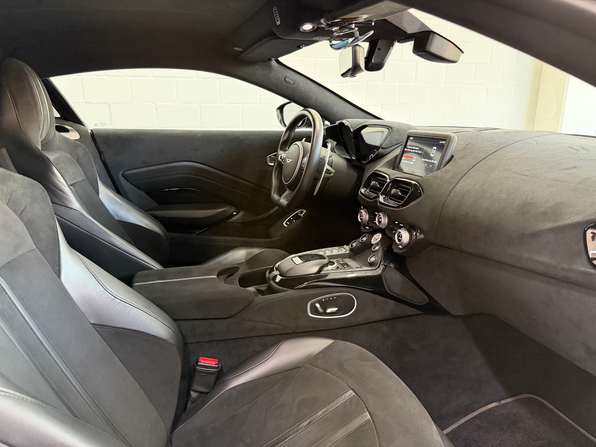 ASTON MARTIN V8 Vantage 4.0 Coupé * CH-Fzg. * NO OPF * Alcantara+ * 360• * Sitzheizung *-image-5