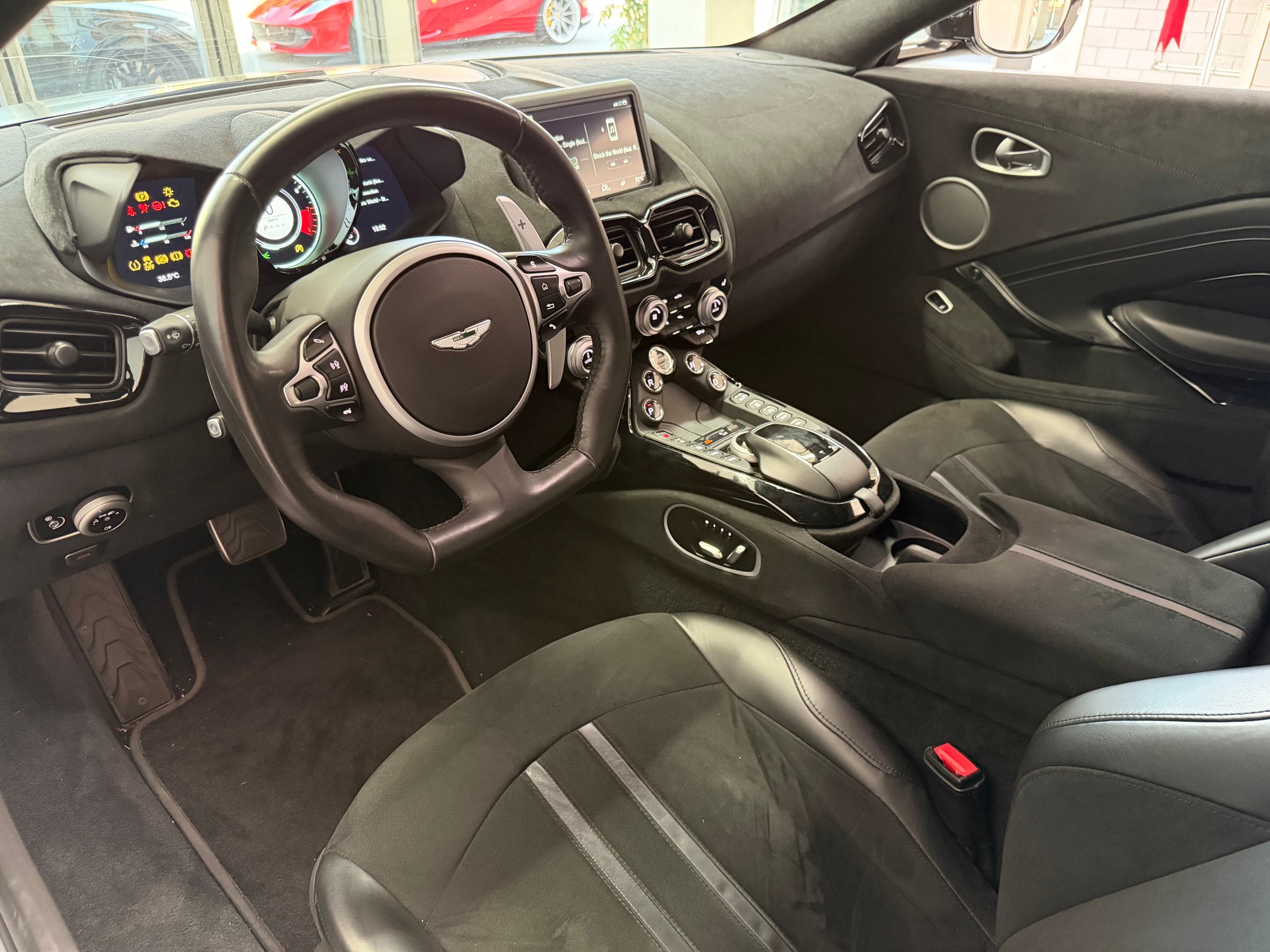 ASTON MARTIN V8 Vantage 4.0 Coupé * CH-Fzg. * NO OPF * Alcantara+ * 360• * Sitzheizung *-image-7