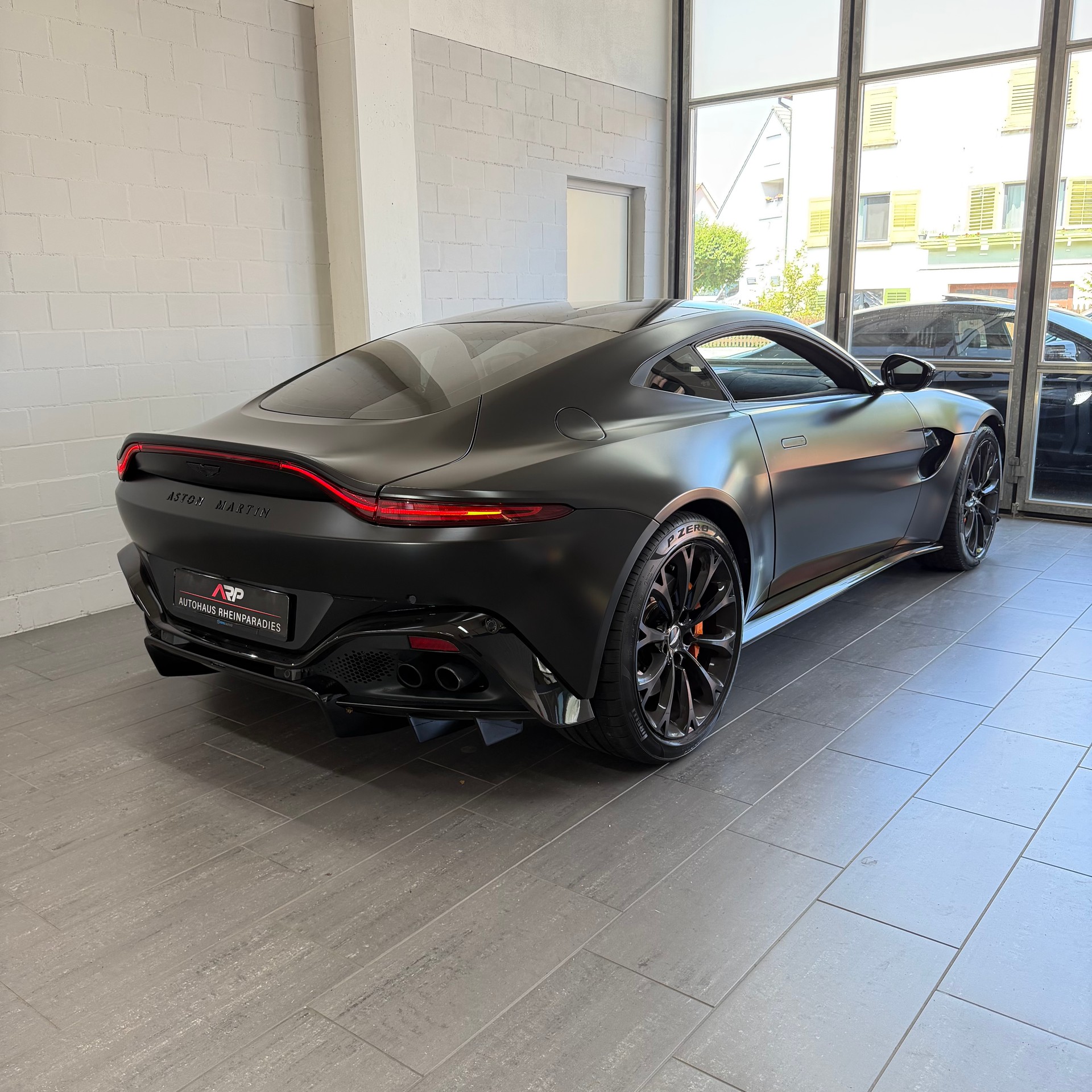 ASTON MARTIN V8 Vantage 4.0 Coupé * CH-Fzg. * NO OPF * Alcantara+ * 360• * Sitzheizung *-image-3