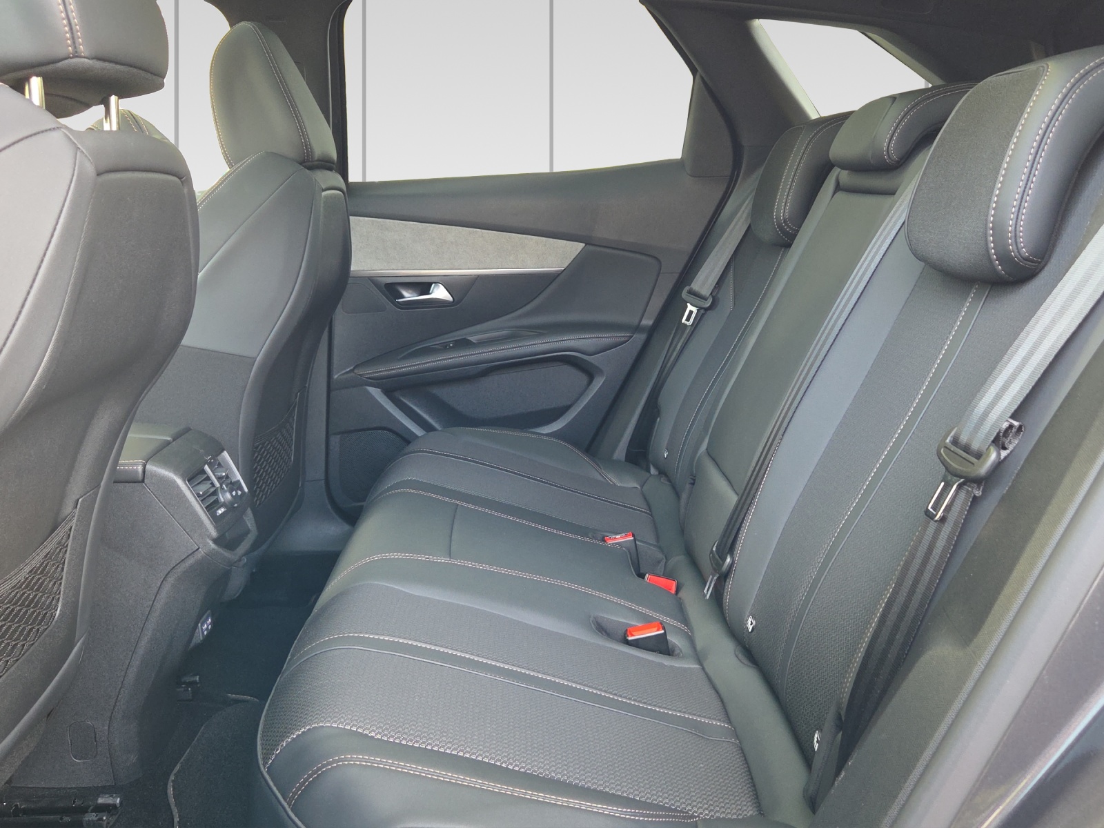 PEUGEOT 3008 225e Hybrid2 GT EAT8-image-7