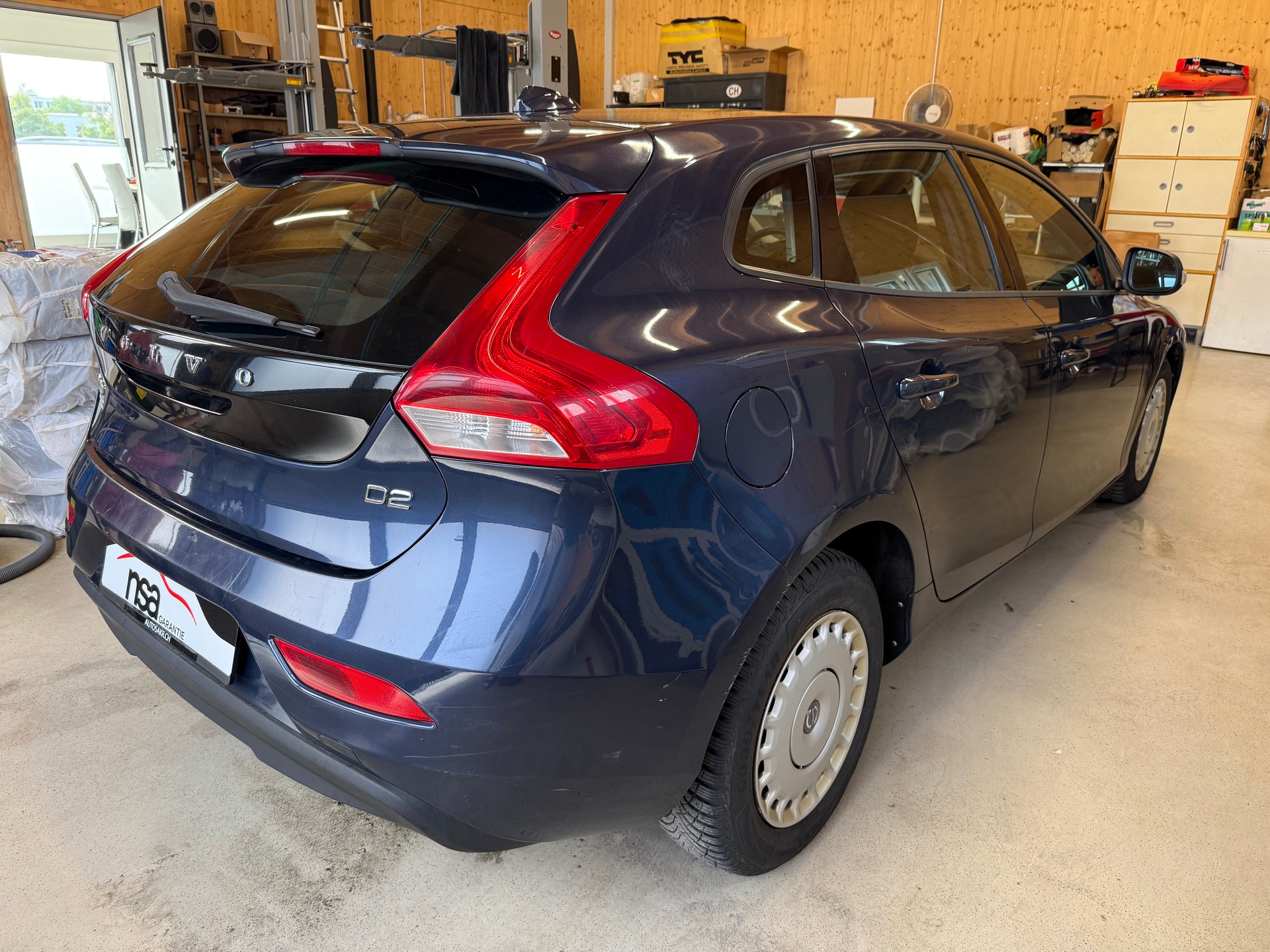 VOLVO V40 D2-showroom-element-1