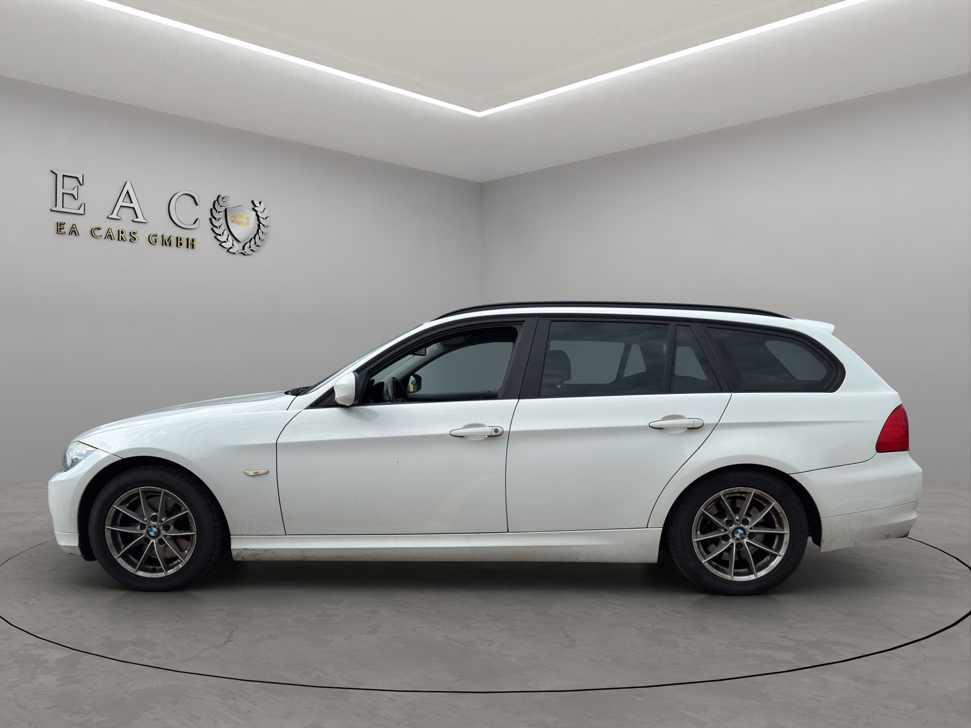 BMW 320d xDrive Touring Steptronic-showroom-element-1
