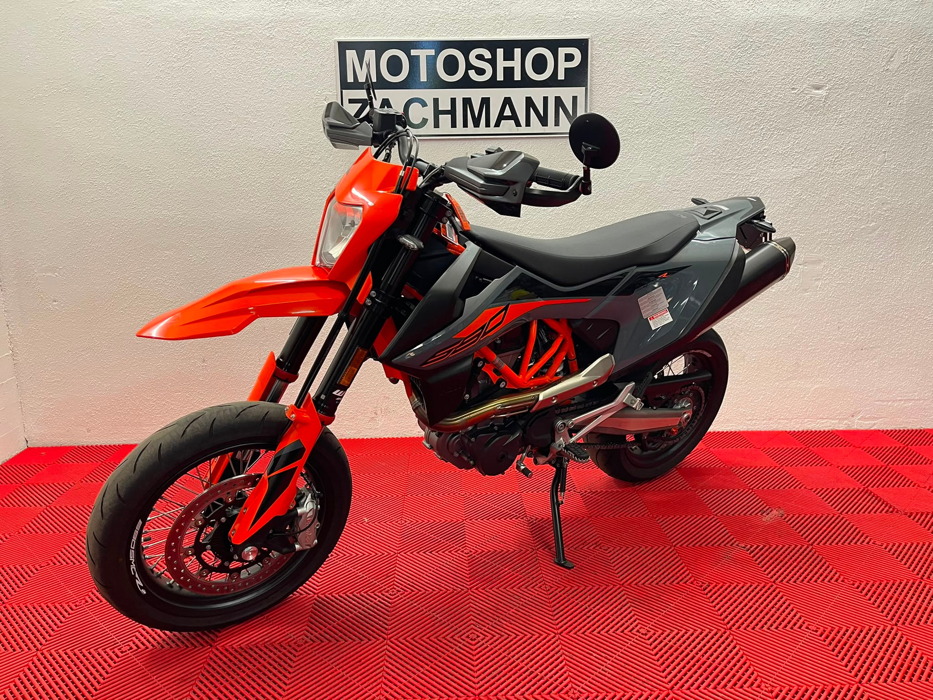 KTM 690 SMC R-showroom-element-2