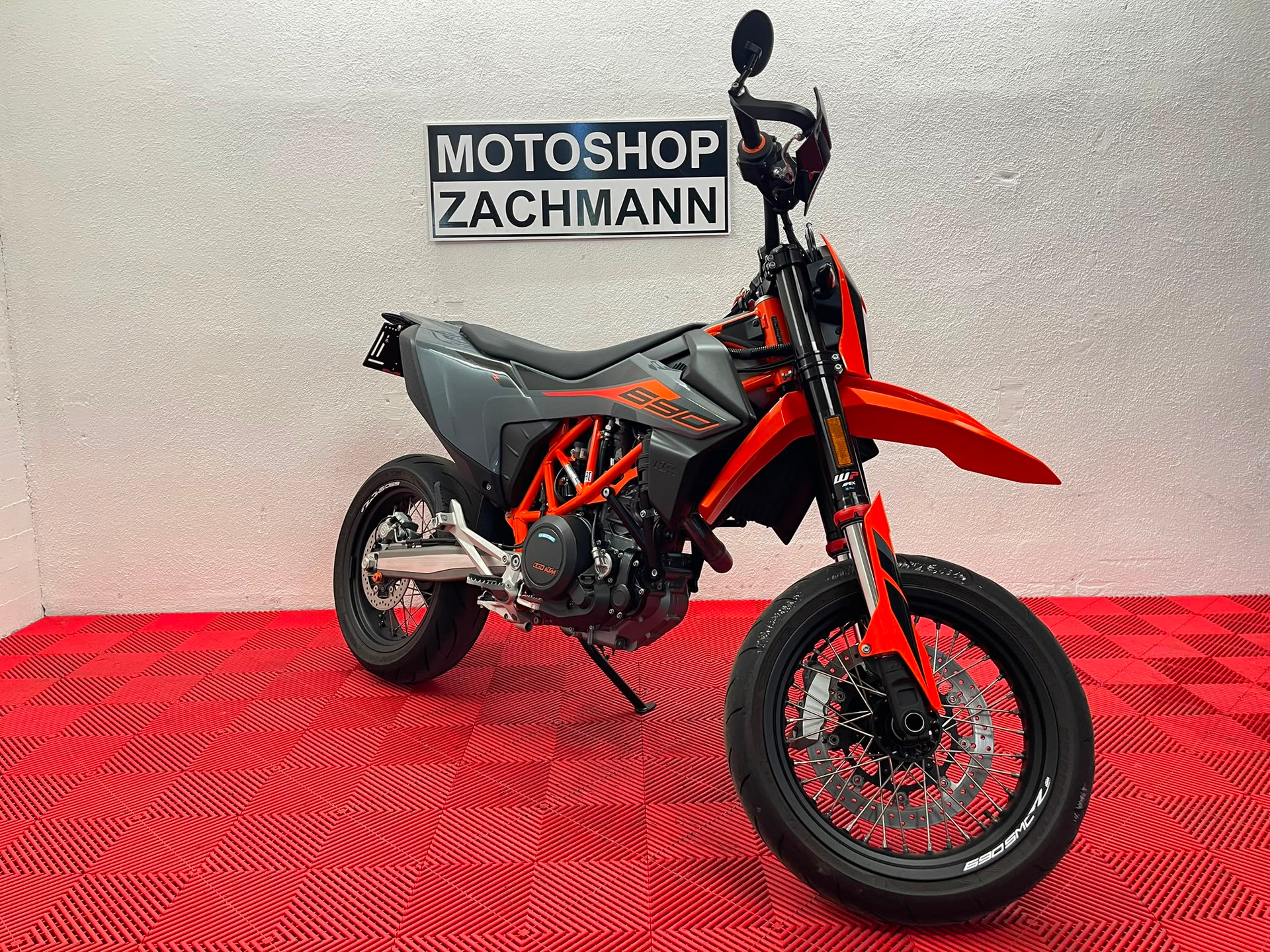 KTM 690 SMC R-showroom-element-1