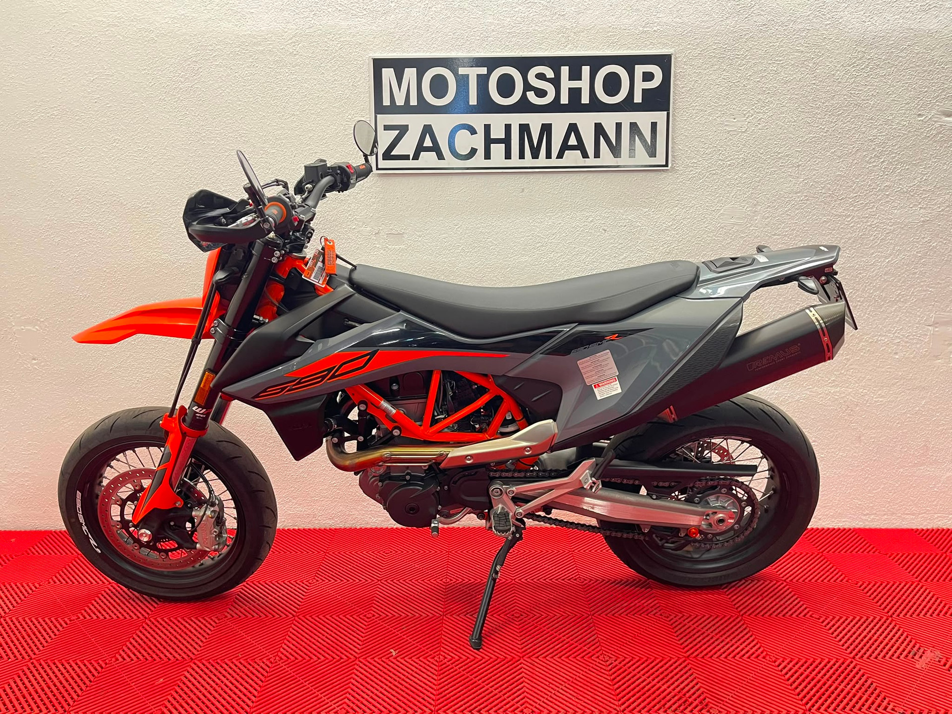 KTM 690 SMC R-showroom-element-3
