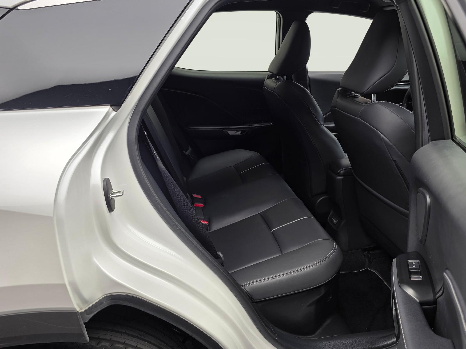 LEXUS LBX 1.5 Hybrid Relax AWD-image-10