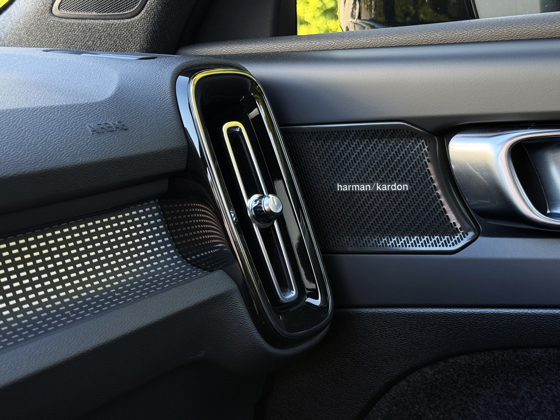 VOLVO XC40 B4 Benzin Mild Hybrid AWD Ultim. Dark / 1. Hand-image-24