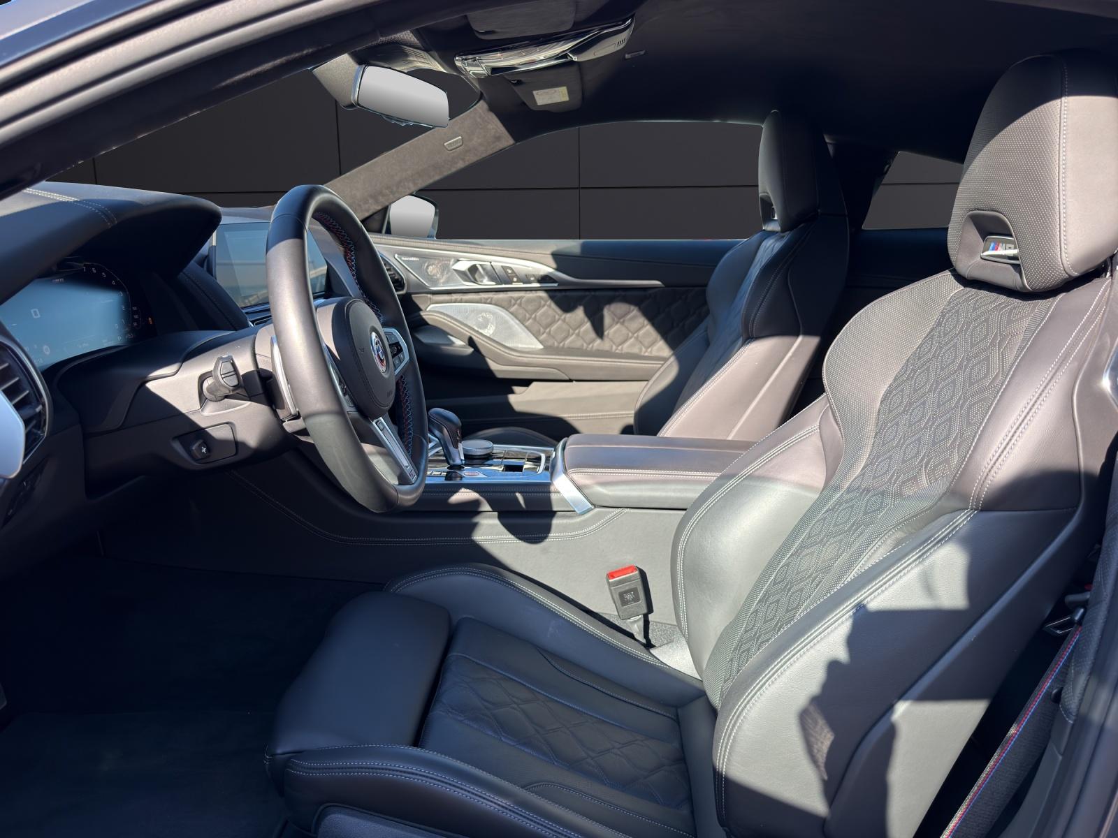 BMW M8 Competition xDrive-showroom-element-1