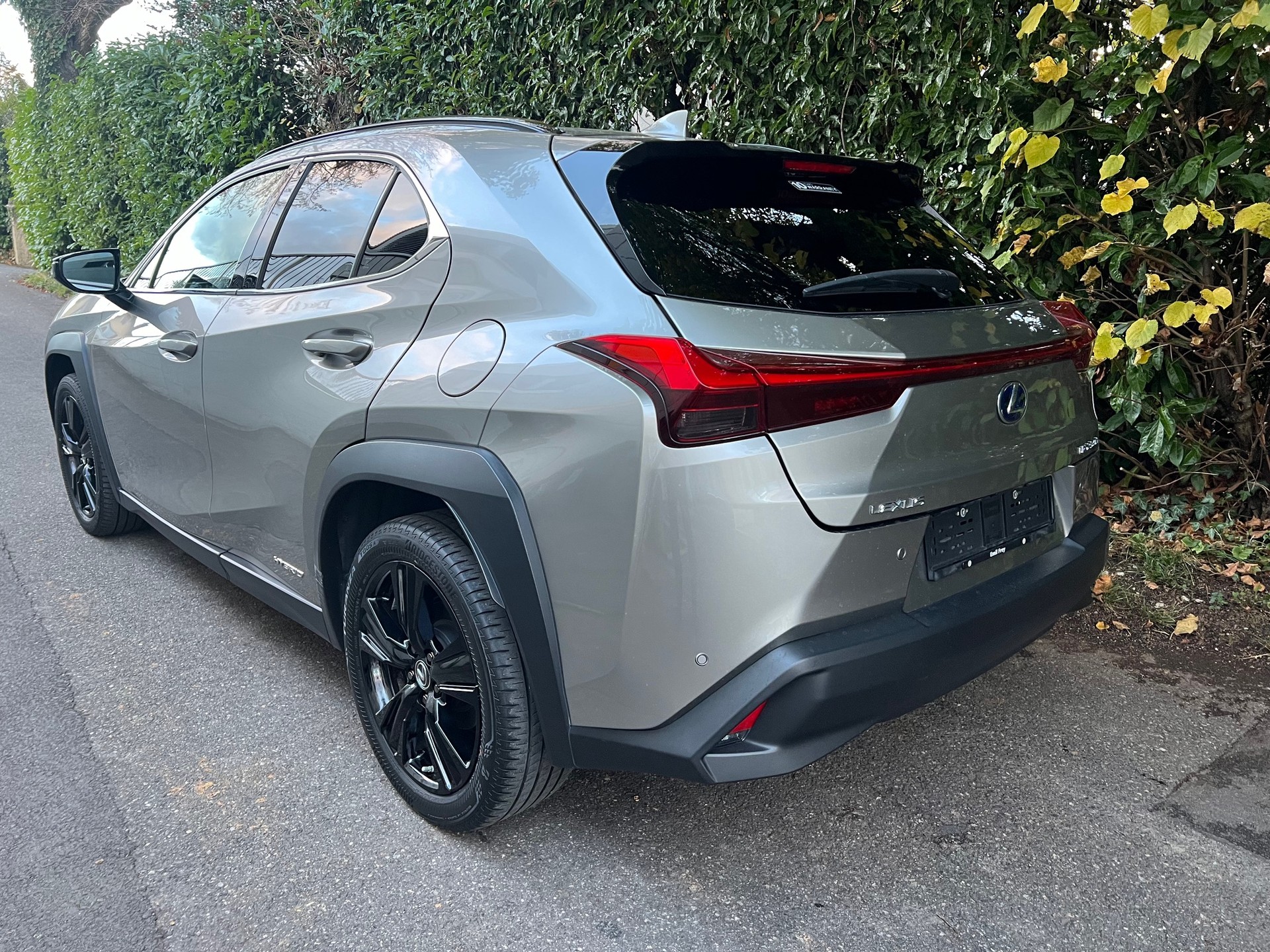 LEXUS 250h limited edition 10 Jahre Werkgarantie oder 185000 km-image-1