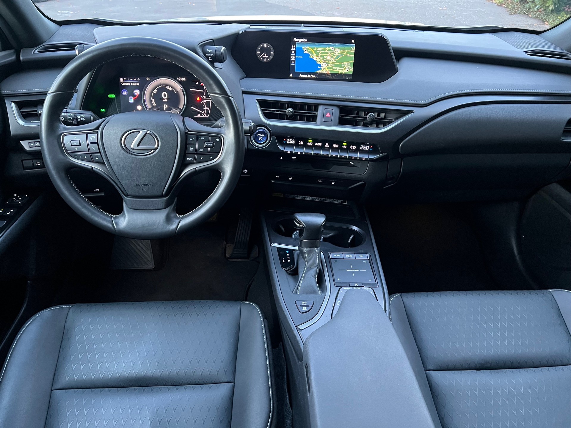 LEXUS 250h limited edition 10 Jahre Werkgarantie oder 185000 km-image-2