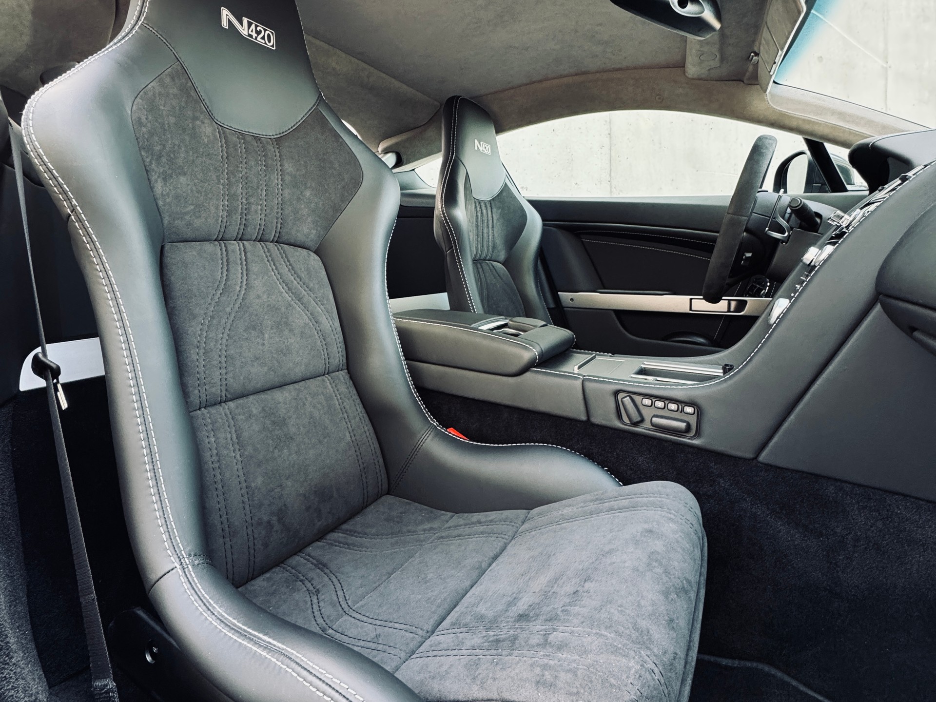 ASTON MARTIN V8 Vantage 4.7 N420 Sportshift-image-9