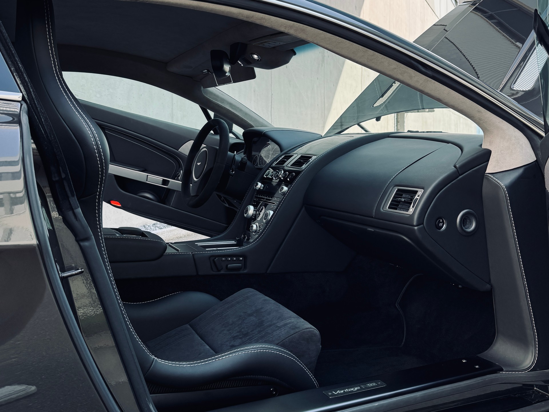 ASTON MARTIN V8 Vantage 4.7 N420 Sportshift-image-8