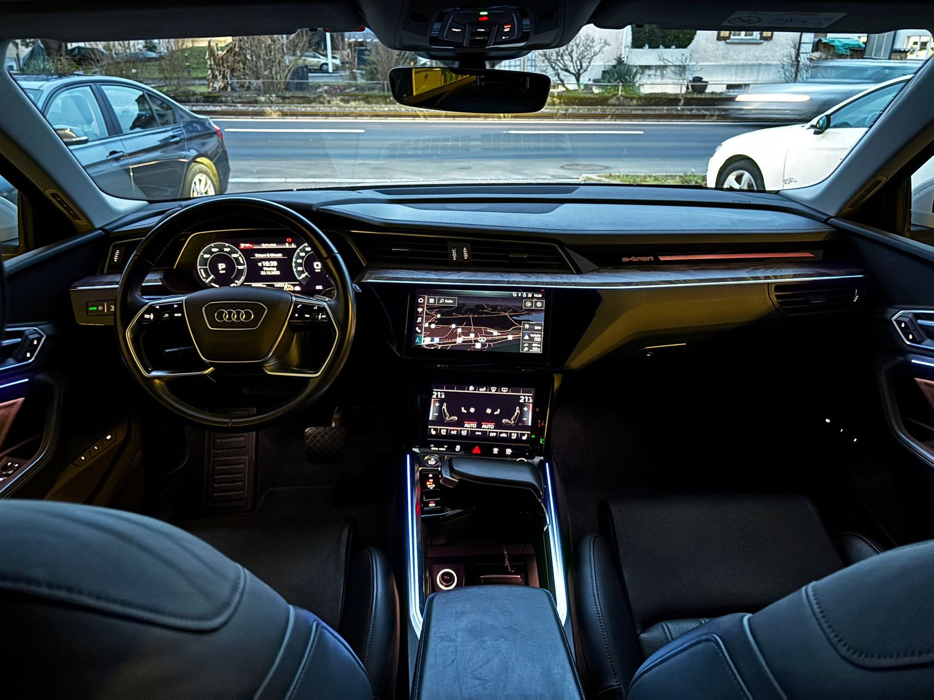 AUDI e-tron 55 quattro-image-18