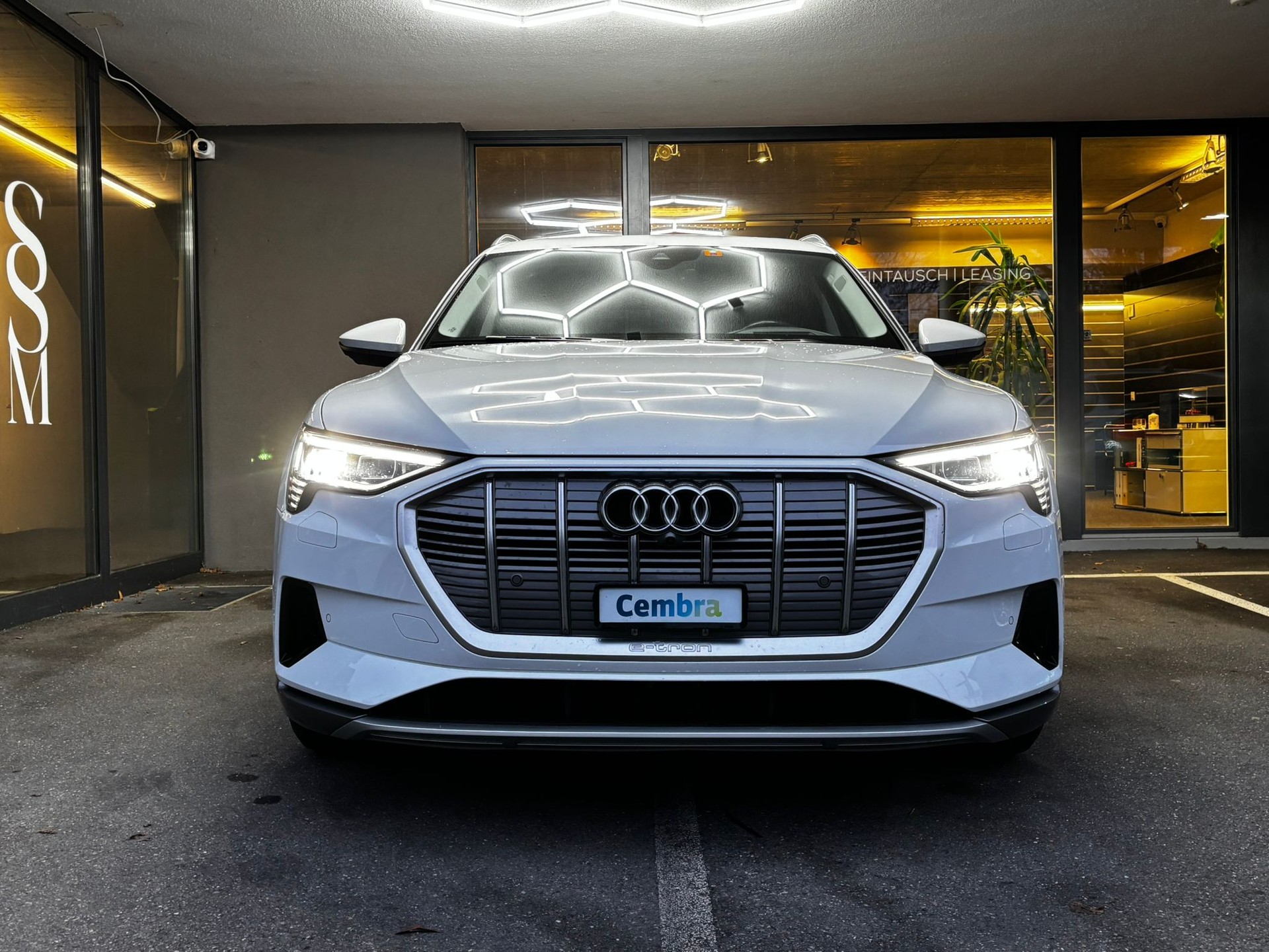 AUDI e-tron 55 quattro-showroom-element-1