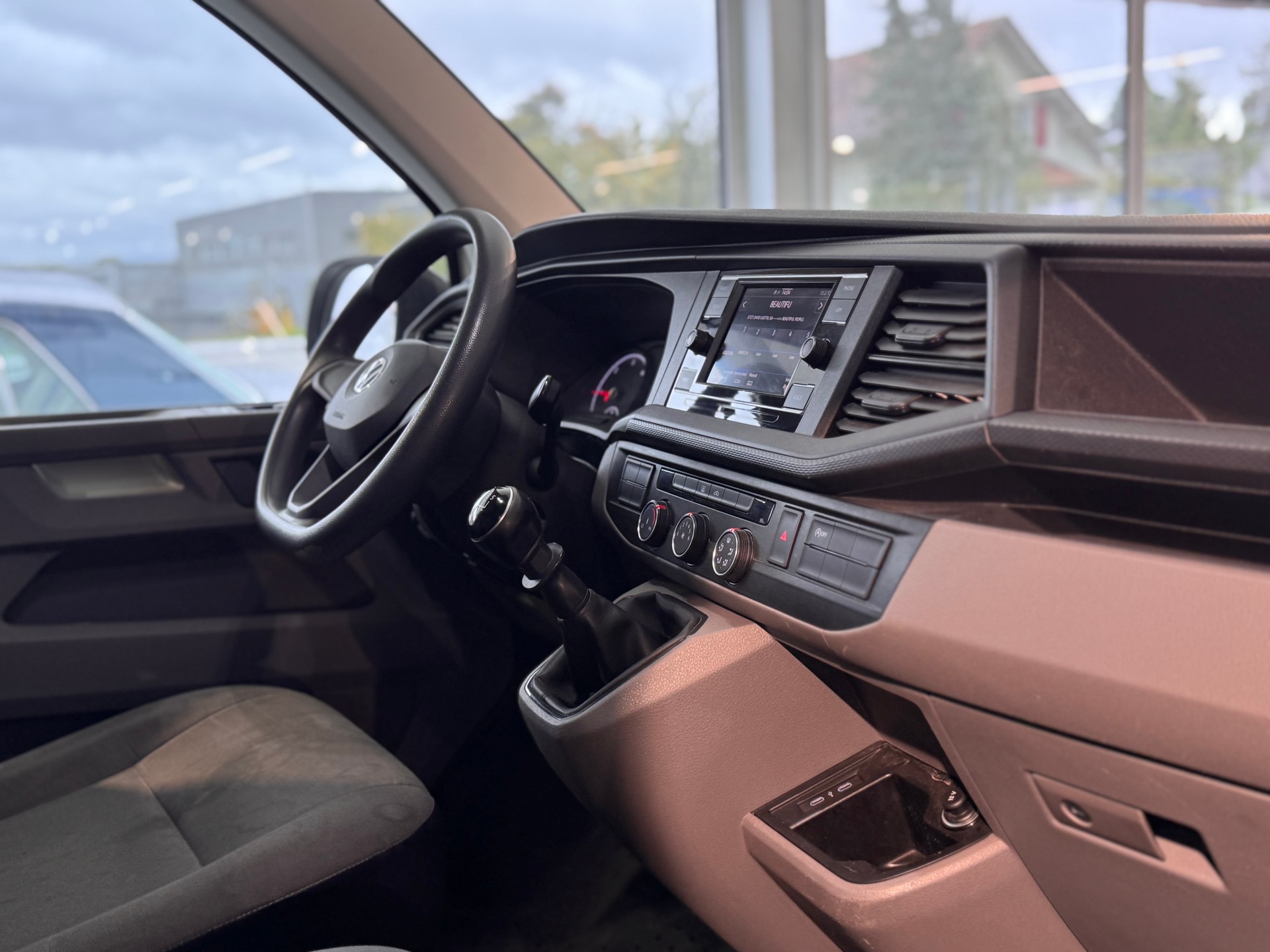 VW T6.1 2.0 TDI Entry-image-18