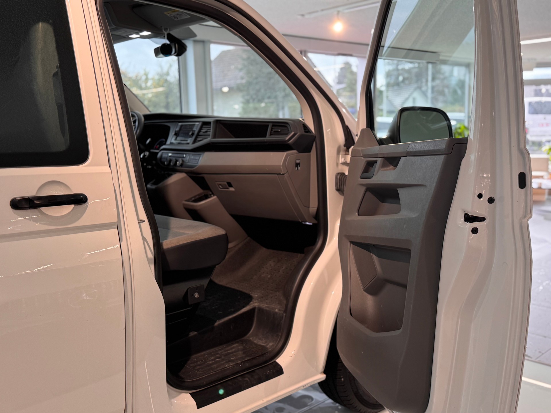 VW T6.1 2.0 TDI Entry-image-16