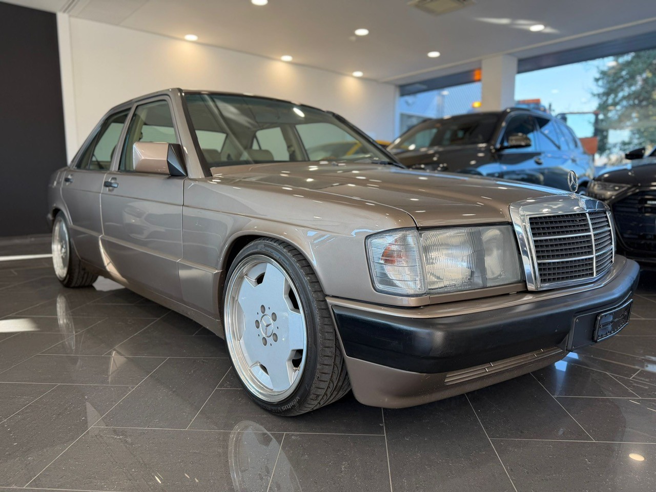 MERCEDES-BENZ 190 E 2.0-showroom-element-1