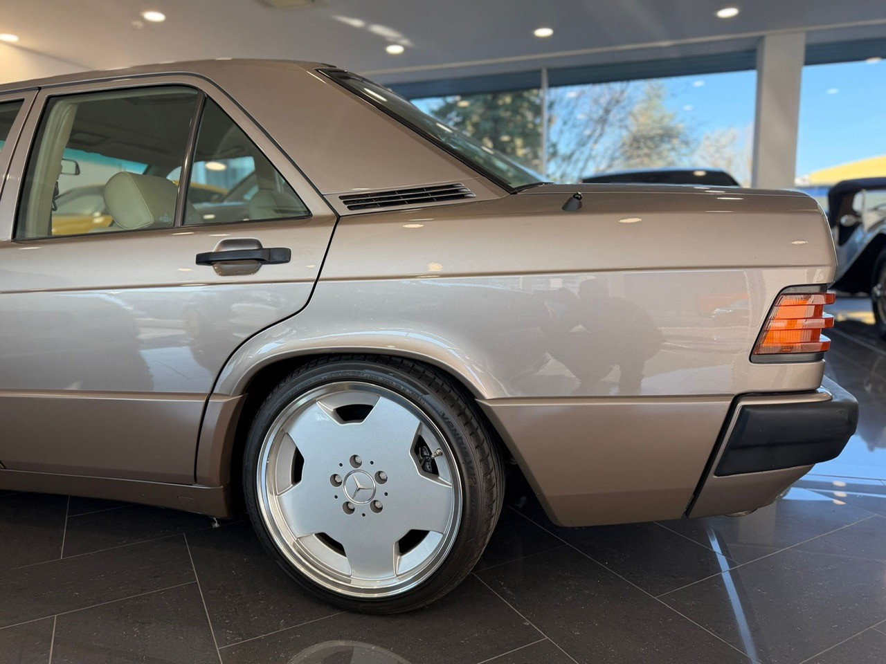 MERCEDES-BENZ 190 E 2.0-image-8