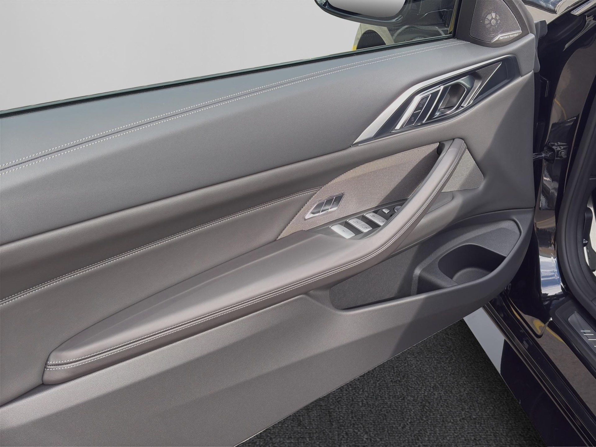 BMW M4 Competition xDrive Cabrio-image-19