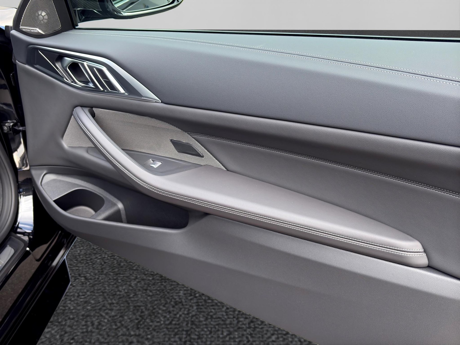 BMW M4 Competition xDrive Cabrio-image-16