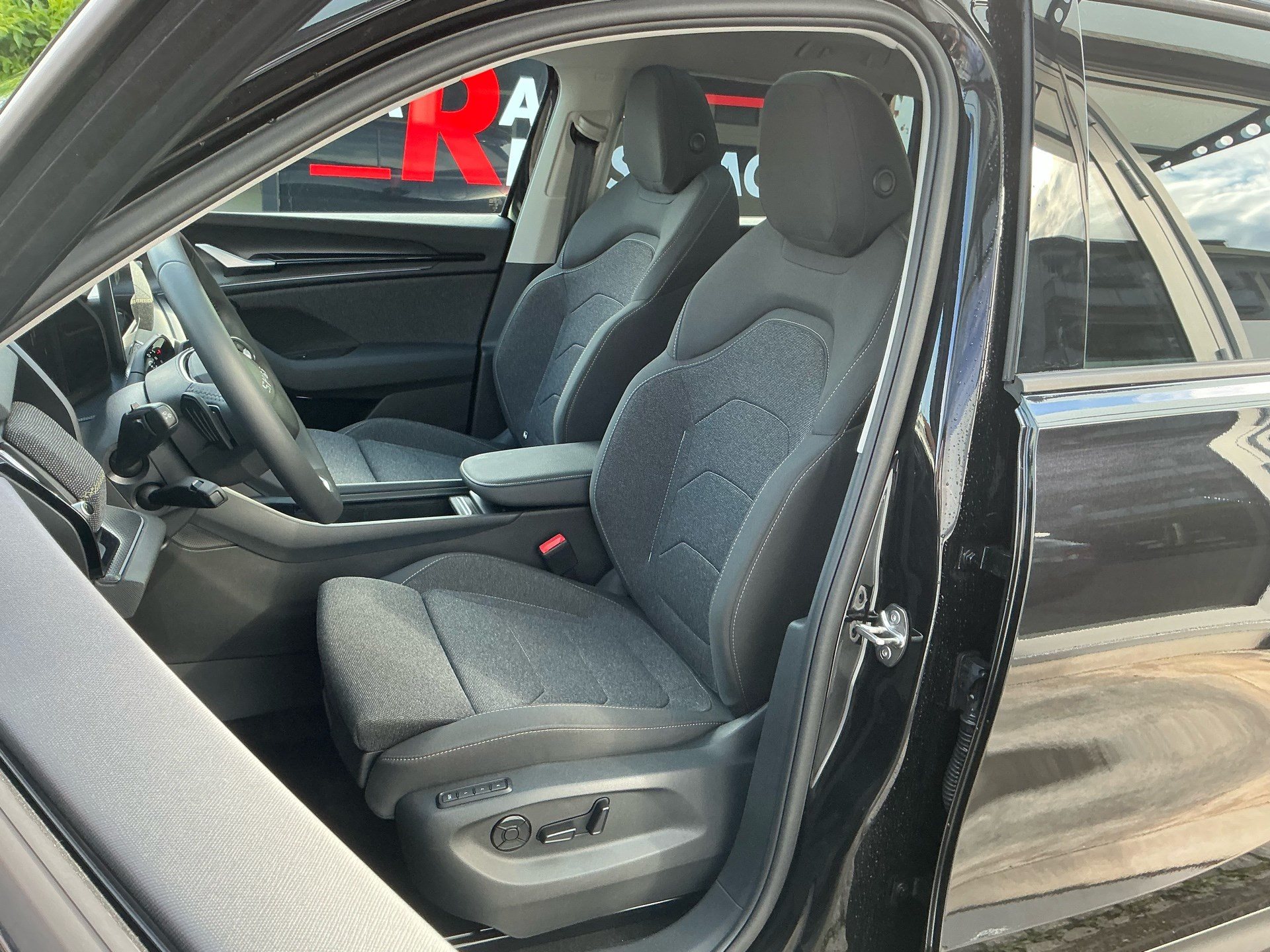 SKODA Kodiaq 2.0 TSI 204 PS 4x4 SELECTION *** PANORAMAGLASDACH, ANHÄNGEKUPPLUNG & 7 SITZER ***-image-7