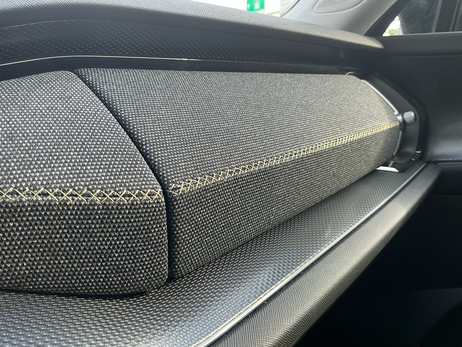SKODA Kodiaq 2.0 TSI 204 PS 4x4 SELECTION *** PANORAMAGLASDACH, ANHÄNGEKUPPLUNG & 7 SITZER ***-image-24