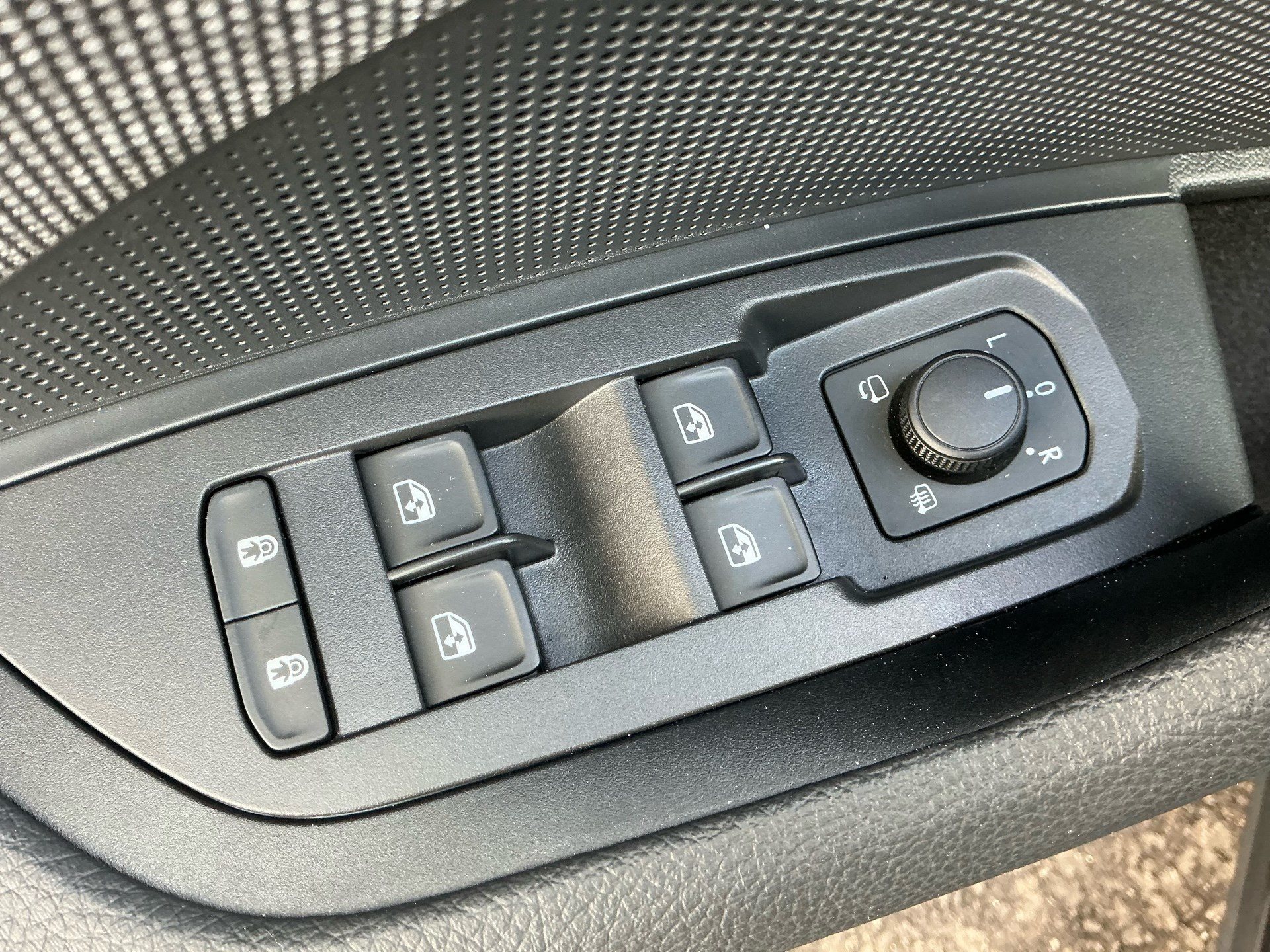SKODA Kodiaq 2.0 TSI 204 PS 4x4 SELECTION *** PANORAMAGLASDACH, ANHÄNGEKUPPLUNG & 7 SITZER ***-image-25
