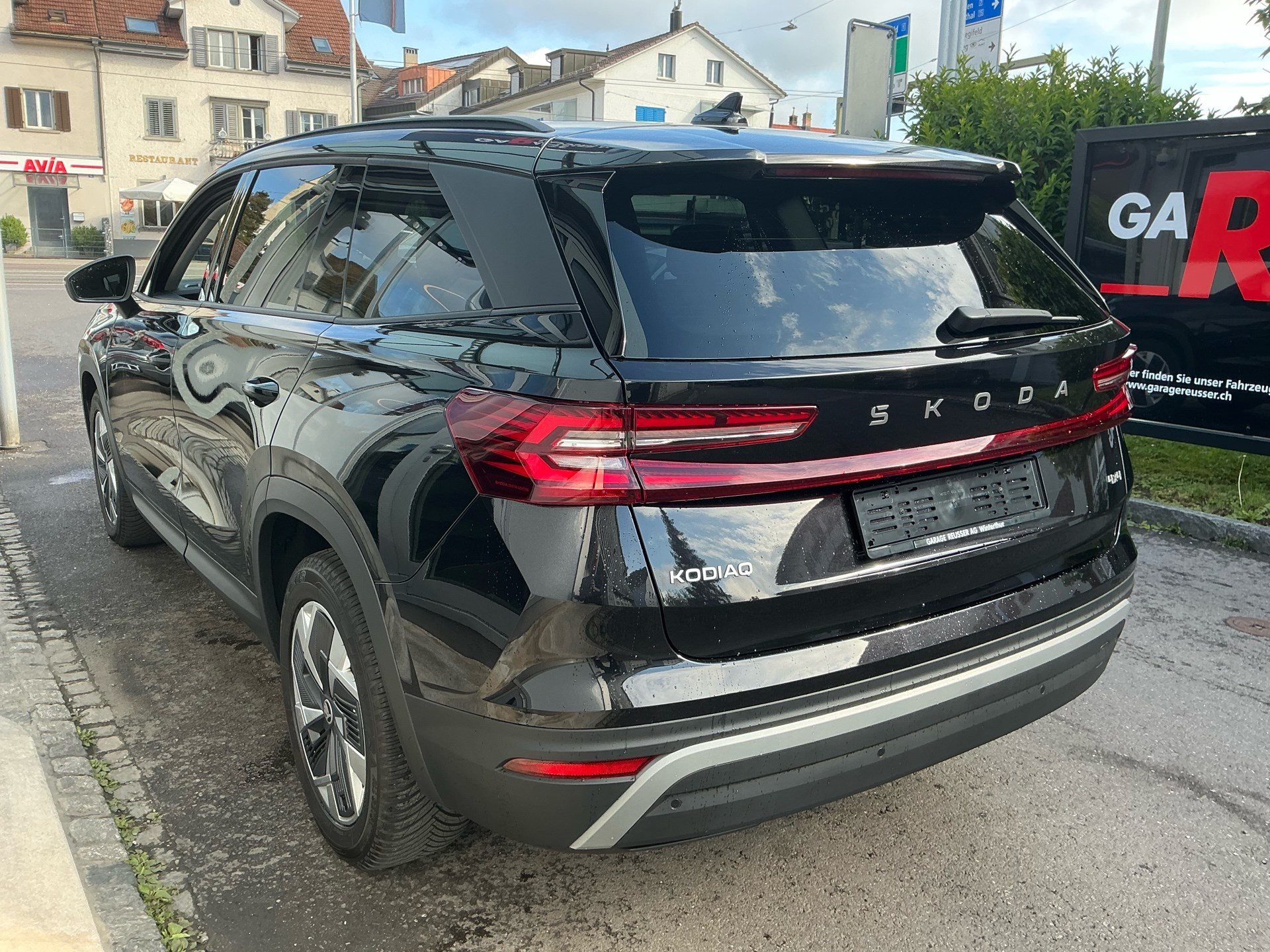 SKODA Kodiaq 2.0 TSI 204 PS 4x4 SELECTION *** PANORAMAGLASDACH, ANHÄNGEKUPPLUNG & 7 SITZER ***-image-5