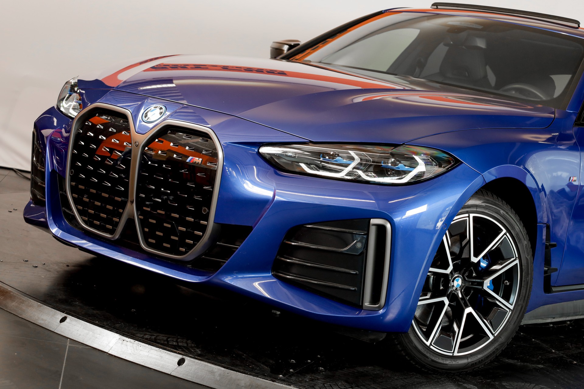 BMW i4 M50-showroom-element-2