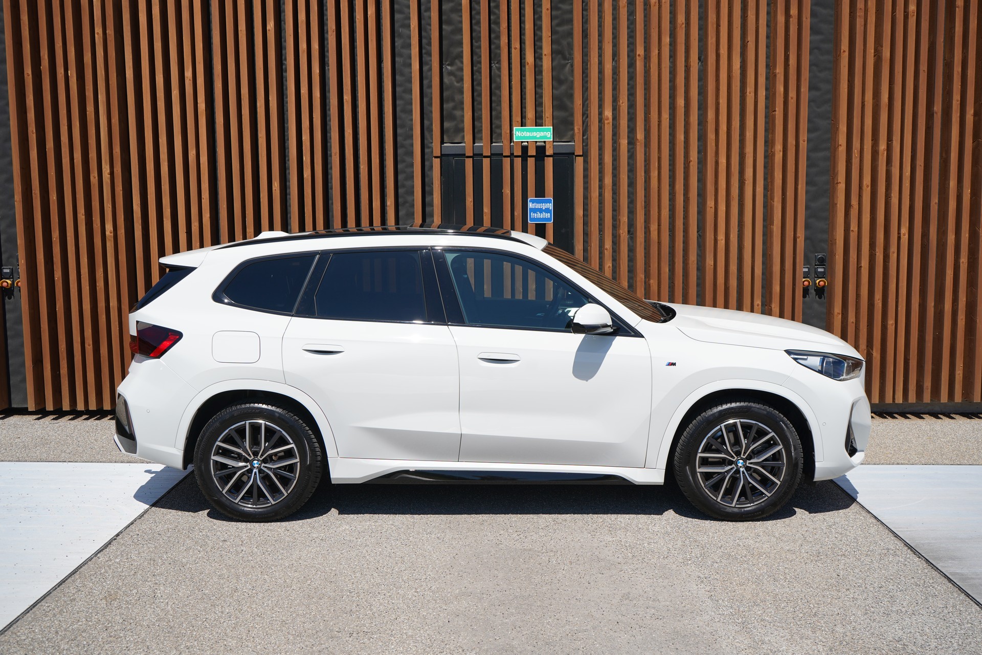 BMW X1 xDRIVE 23d 48V M SPORT l 211 PS-image-4