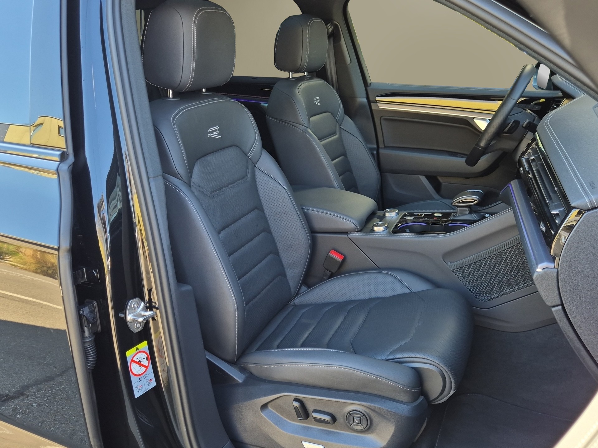 VW Touareg 3.0 TDI R-Line Tiptronic-image-16