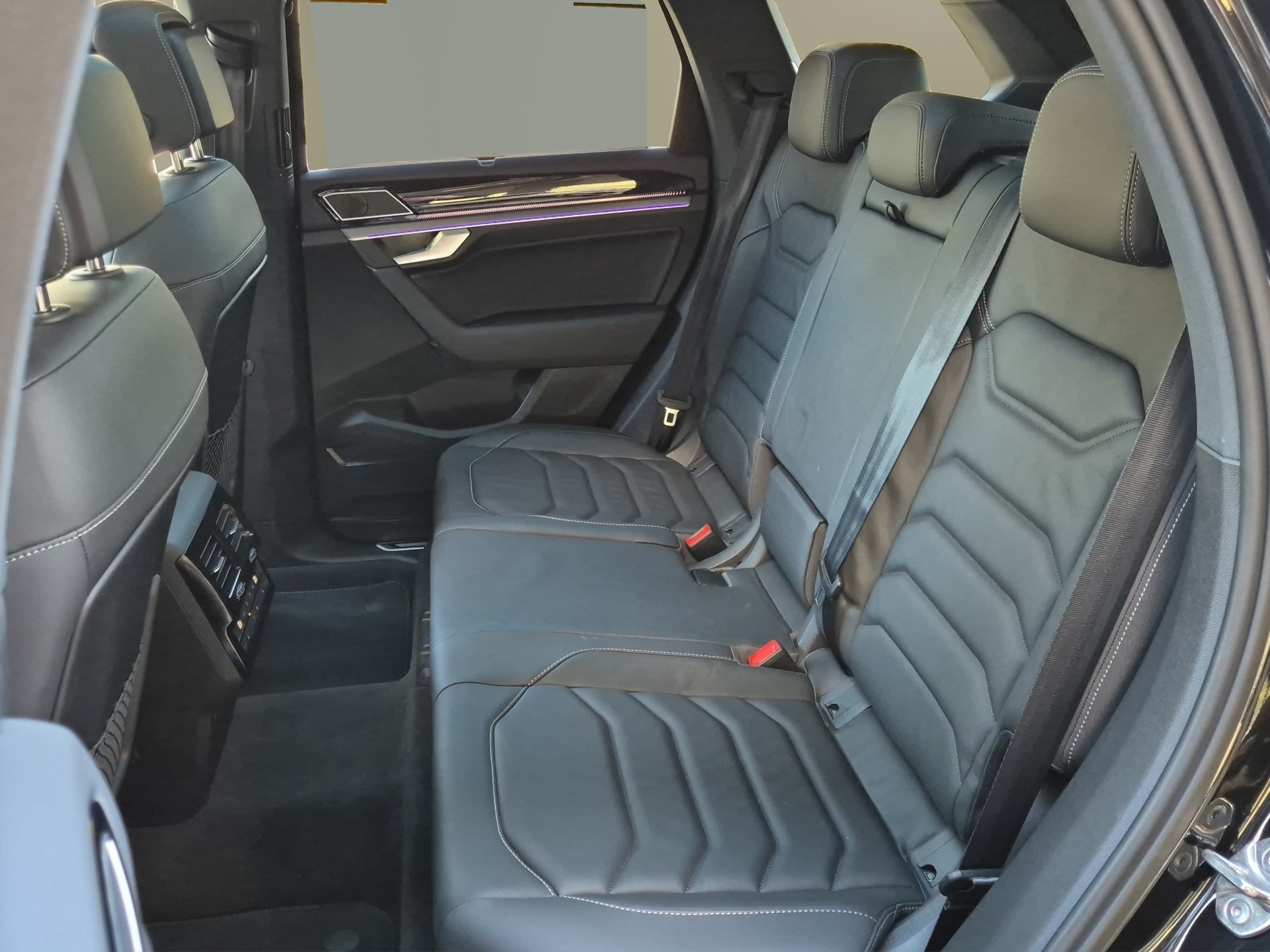 VW Touareg 3.0 TDI R-Line Tiptronic-image-15