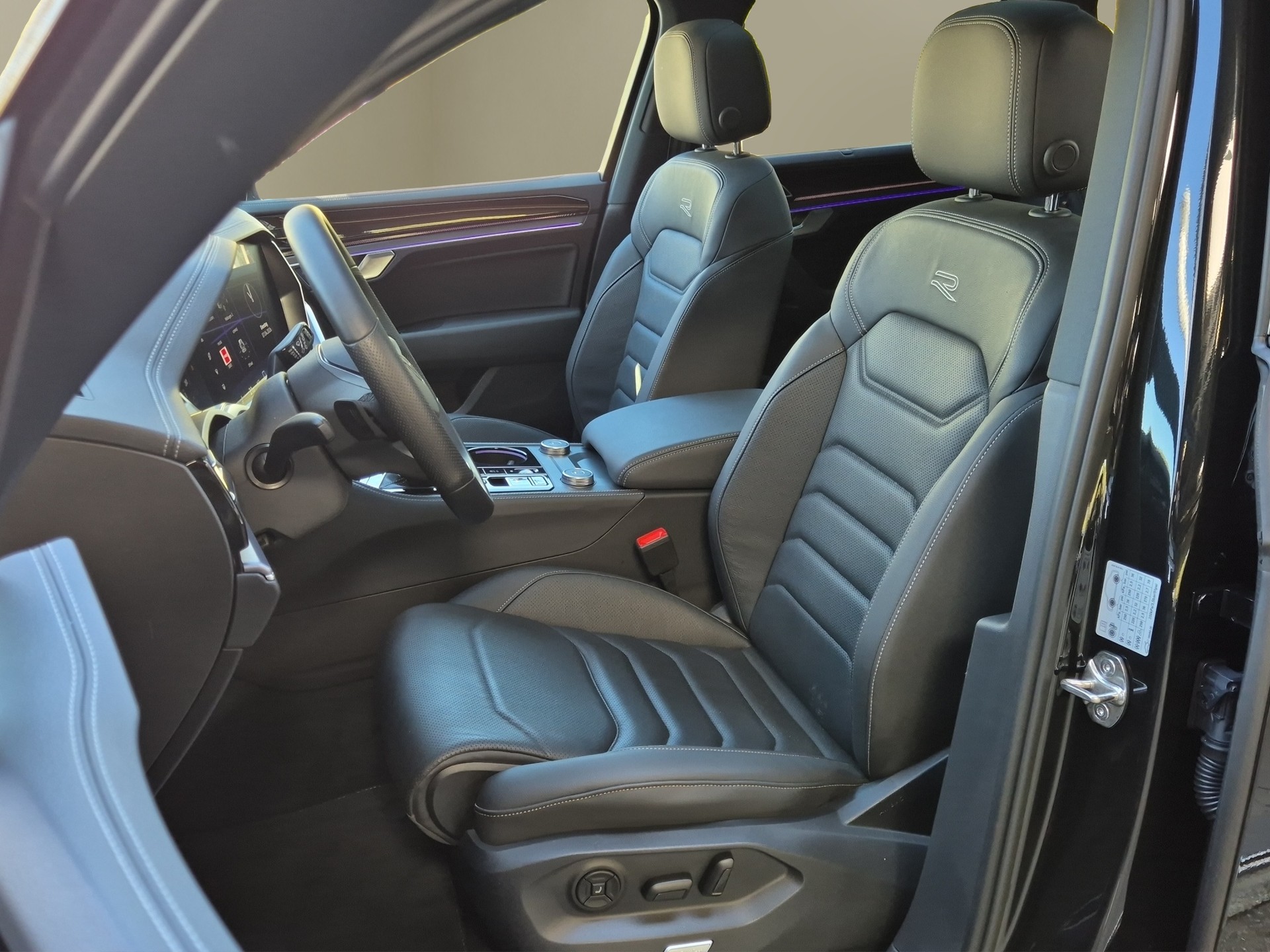 VW Touareg 3.0 TDI R-Line Tiptronic-image-8