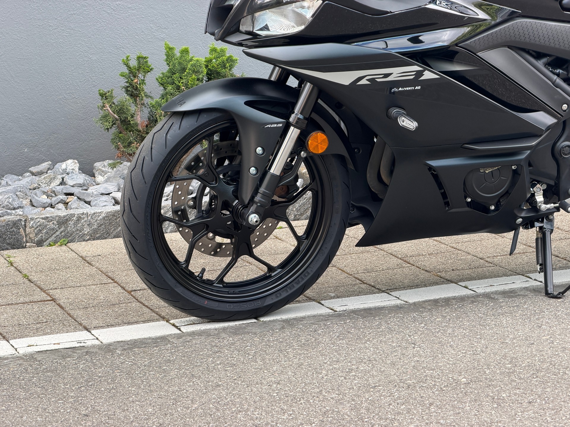 YAMAHA R3-image-1