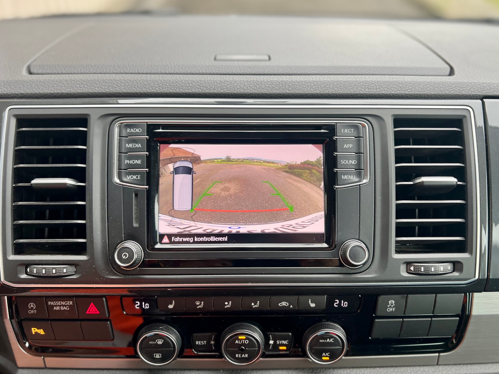 VW T6 California 2.0 TDI Beach Liberty 4Motion DSG by Nutzfahrzeugcenter Seetal-image-12
