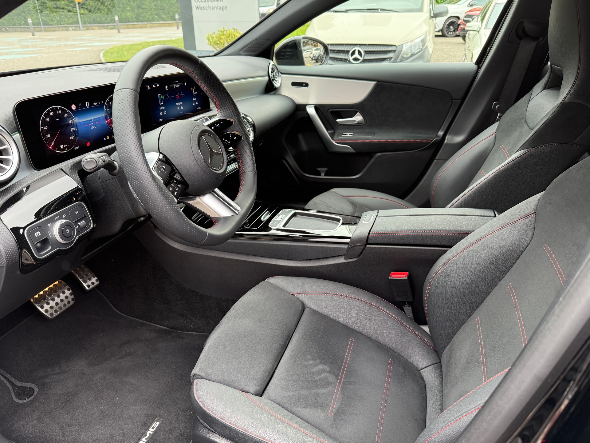 MERCEDES-BENZ A 200 AMG Line-showroom-element-3