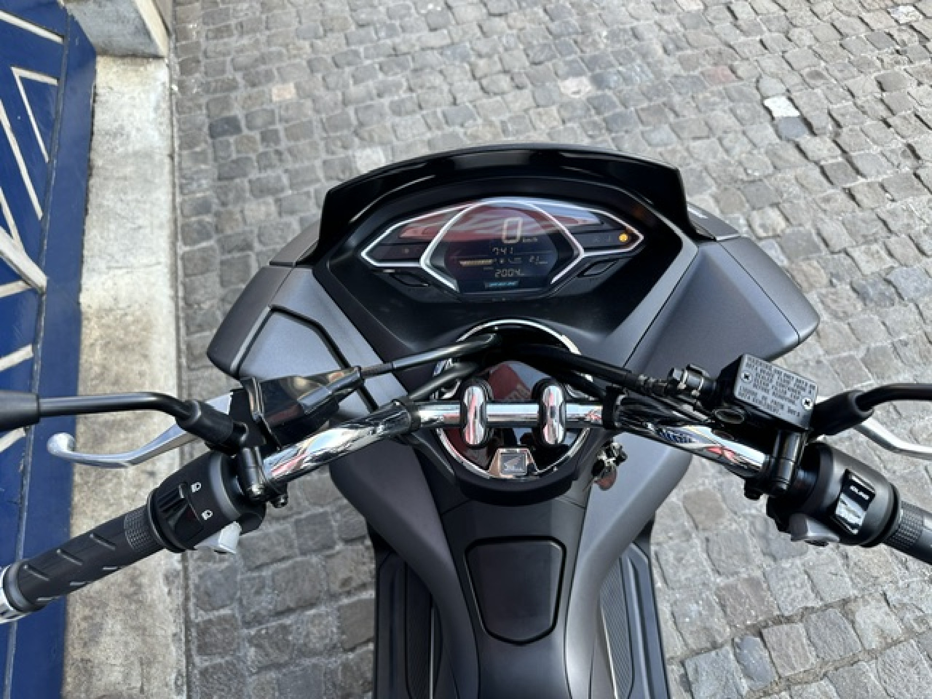 HONDA PCX 125 TOP Occasion mit wenig Kilometer-image-9