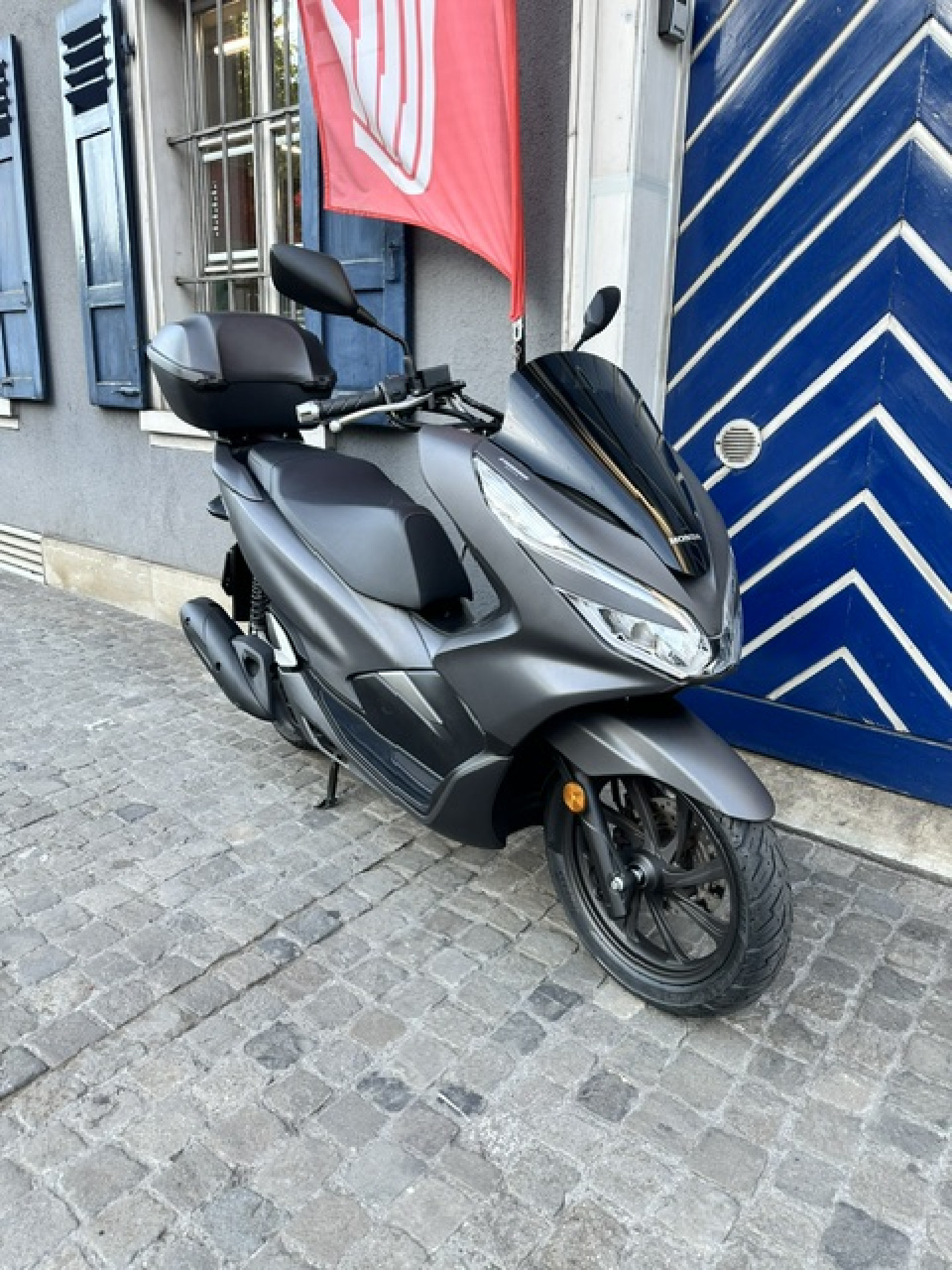 HONDA PCX 125 TOP Occasion mit wenig Kilometer-image-1