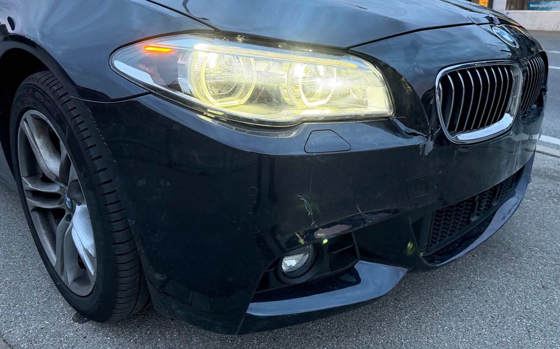 BMW 520d xDrive Pack M ACCIDENTÉ-showroom-element-2