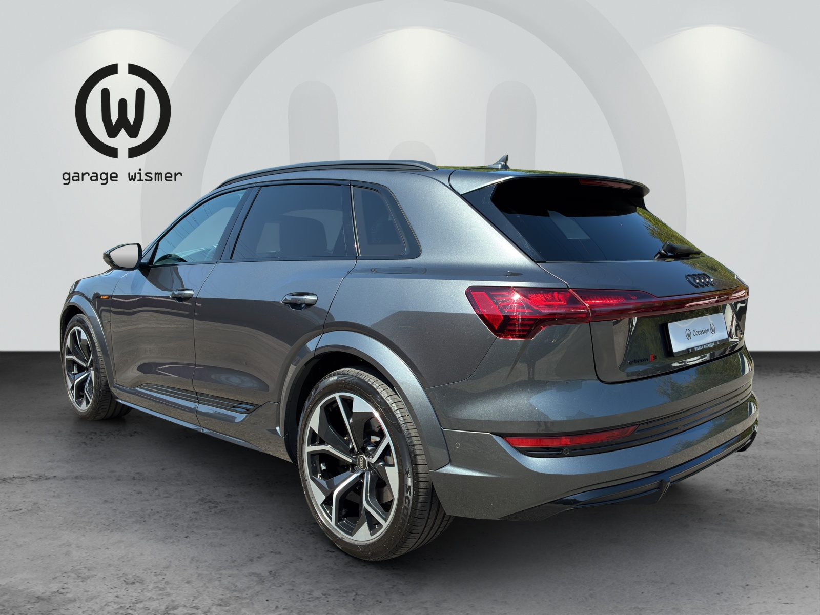 AUDI e-tron S quattro-showroom-element-2